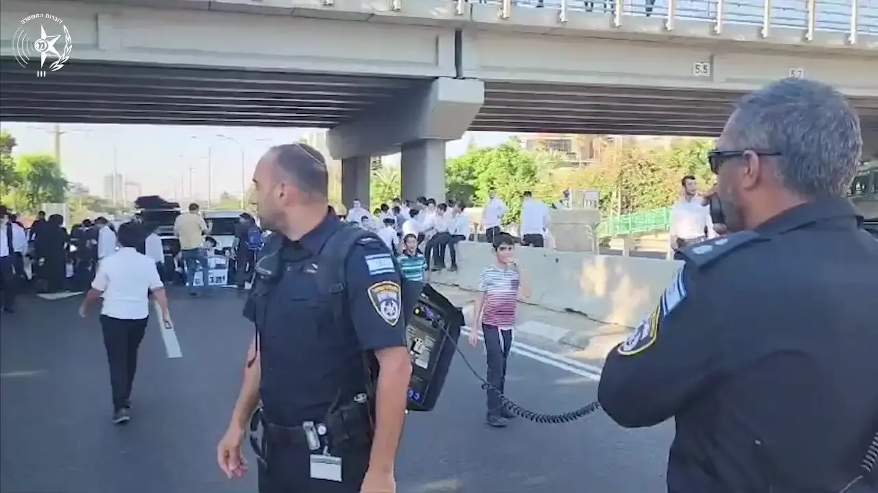 הפגנה בלתי חוקית בכביש 4 סמוך לבני ברק. 1 באוגוסט 2024 הפגנה בלתי חוקית בכביש 4 סמוך לבני ברק. 1 באוגוסט 2024