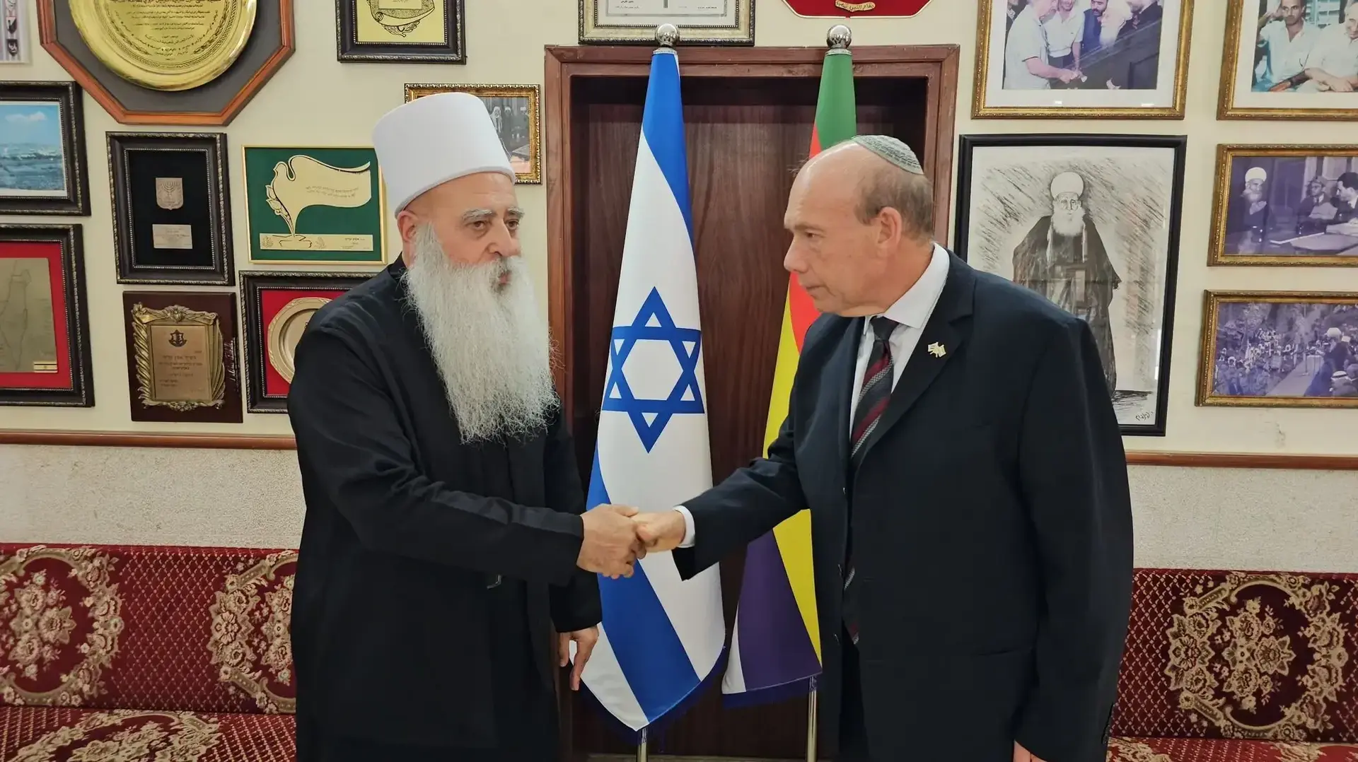 המבקר מתניהו אנגלמן למנהיג הדרוזים השיח' טריף בעת ביקור תנחומים: "הסדרת הבניה ביישובים הדרוזיים היא צורך מידי - נעקוב אחר הנושא ונוודא שהחלטות הממשלה מיושמות"*