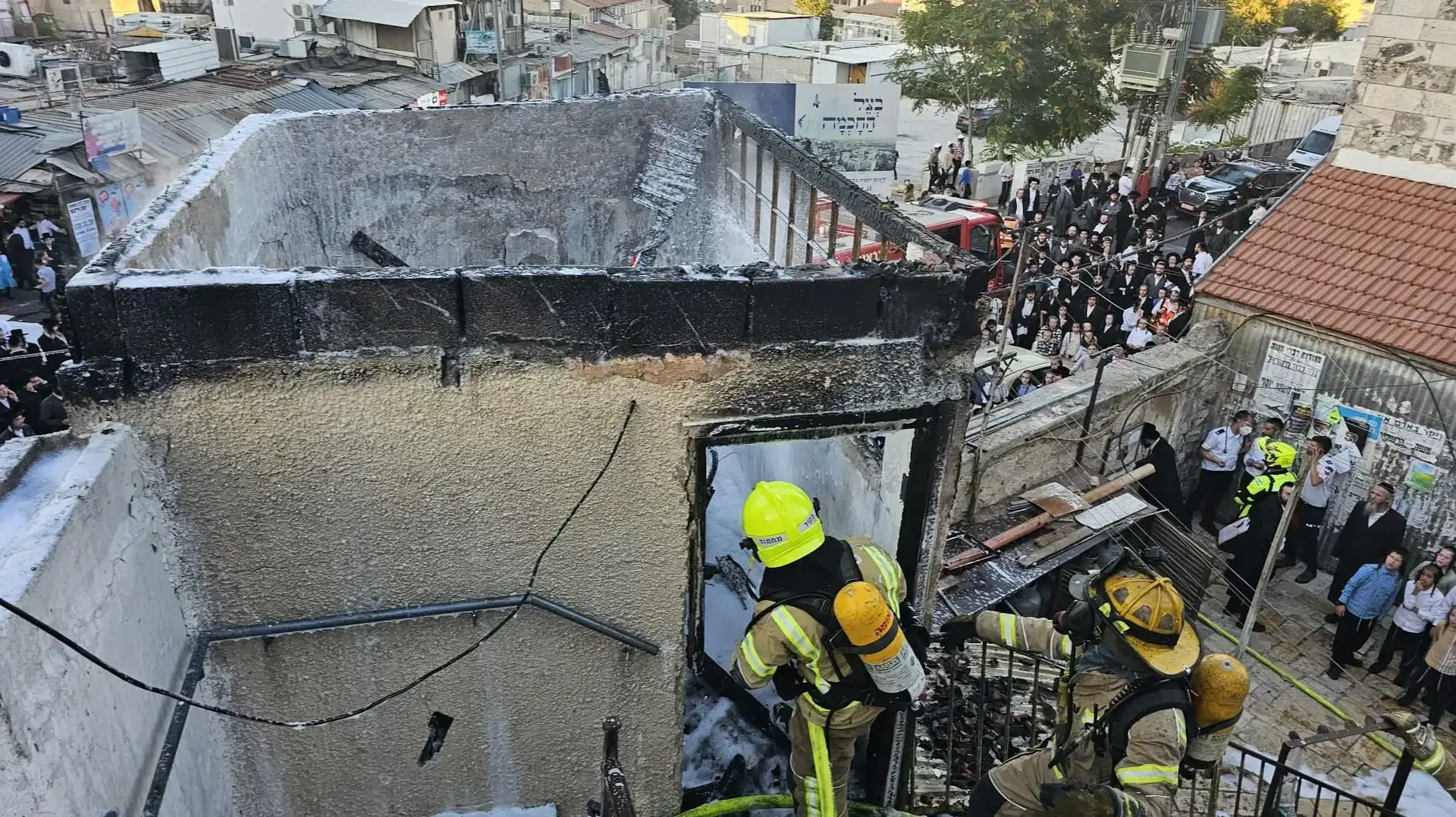 דלקה פרצה במבנה בשכונת מאה שערים בירושלים .1 באוגוסט 2024 דלקה פרצה במבנה בשכונת מאה שערים בירושלים .1 באוגוסט 2024