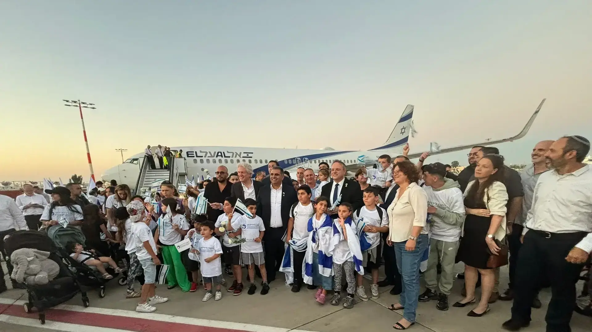 בסיוע הקרן לידידות, משרד העלייה והקליטה והסוכנות היהודית, הגיעו לישראל 155 עולים חדשים מצרפת. 1 באוגוסט 2024 בסיוע הקרן לידידות, משרד העלייה והקליטה והסוכנות היהודית, הגיעו לישראל 155 עולים חדשים מצרפת. 1 באוגוסט 2024