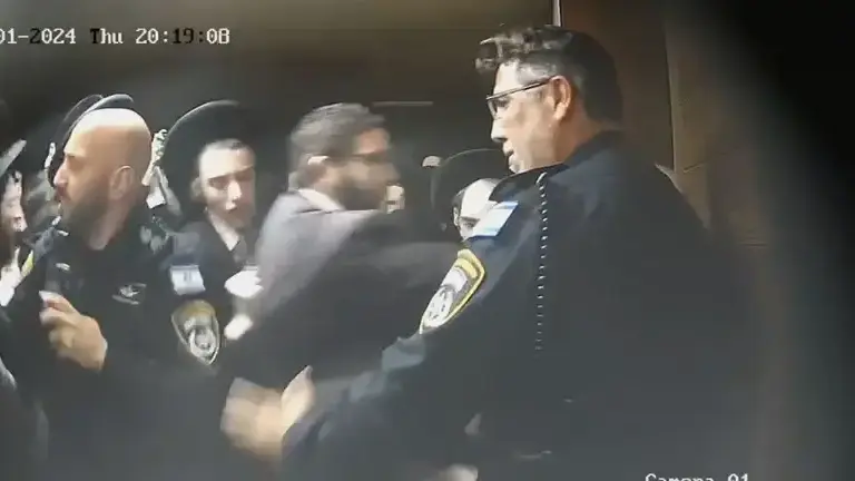 עשרות חרדים קיצוניים מנסים לפרוץ לביתו של הרב דוד לייבל, מנהיג קהילת חרדים עובדים. 1 באוגוסט 2024 עשרות חרדים קיצוניים מנסים לפרוץ לביתו של הרב דוד לייבל, מנהיג קהילת חרדים עובדים. 1 באוגוסט 2024