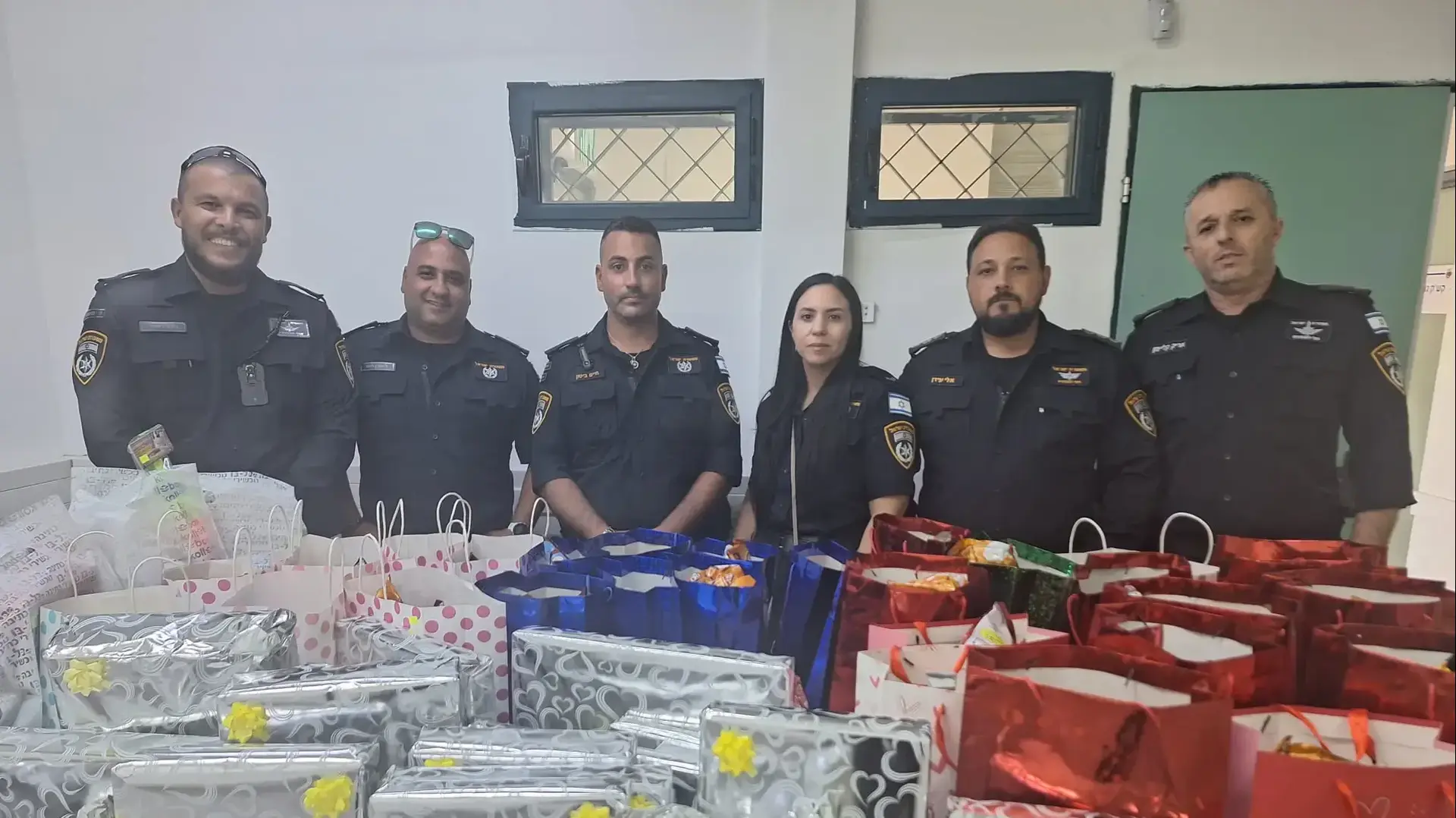 שוטרי משטרת ישראל בביקור אצל הילדים שנפגעו מפגיעת הרקטה במג'דל שמס בבית החולים זיו בצפת שוטרי משטרת ישראל בביקור אצל הילדים שנפגעו מפגיעת הרקטה במג'דל שמס בבית החולים זיו בצפת