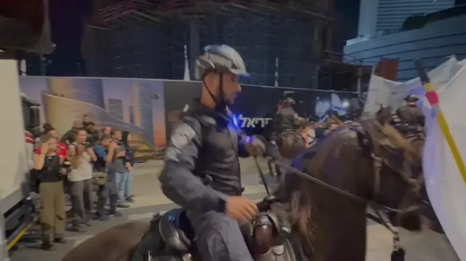 פרשים דוחקים מפגינים לקול "איפה הייתם בבית ליד???" על דרך בגין. פרשים דוחקים מפגינים לקול "איפה הייתם בבית ליד???" על דרך בגין.