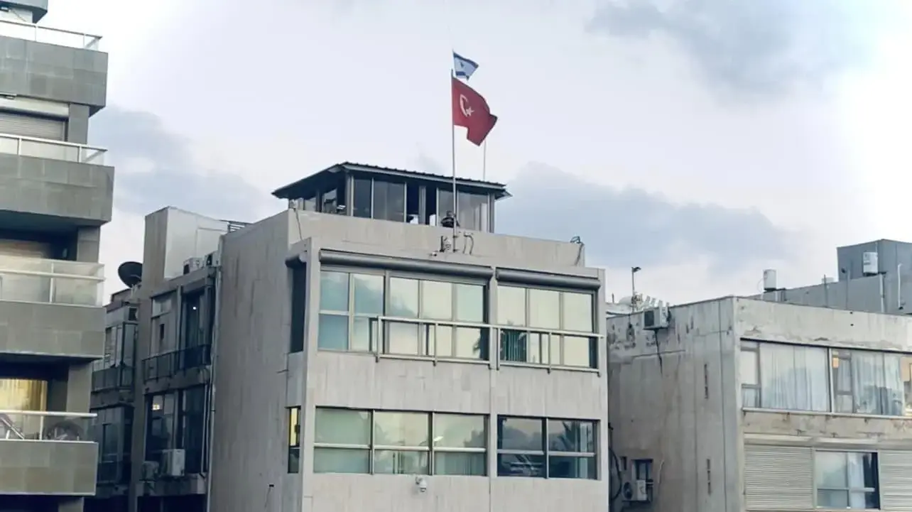 דגל ישראל הוצב מעל שגרירות טורקיה בתל אביב, 4 באוגוסט 2024