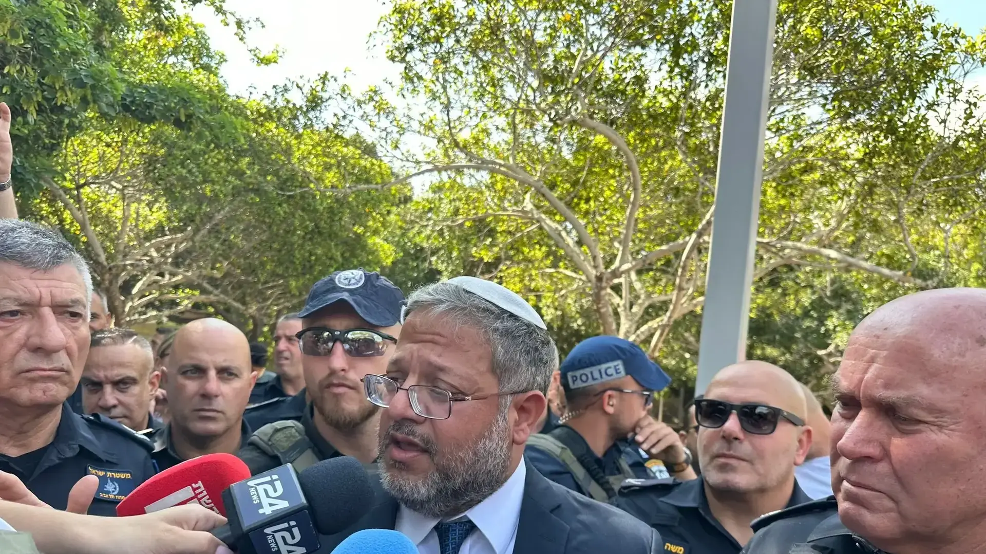 איתמר בן גביר בזירת הפיגוע בחולון, 4 באוגוסט 2024 איתמר בן גביר בזירת הפיגוע בחולון, 4 באוגוסט 2024