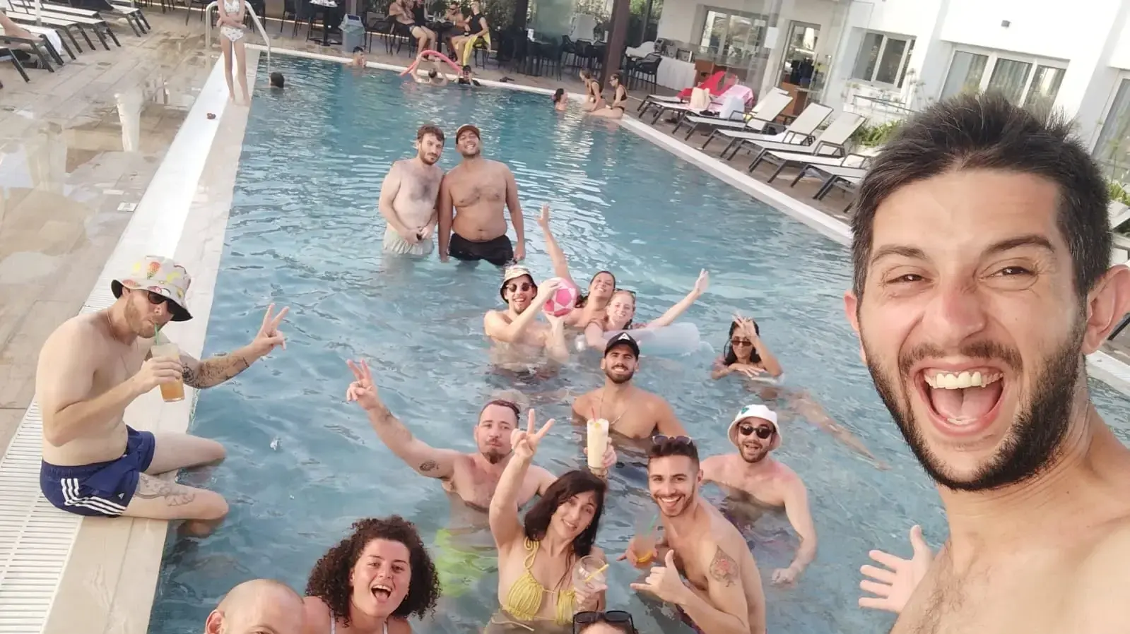 אלון אפשטיין בן ה-30 מחיפה, הנמצא עם חברתו בעיירת החוף איה נאפה בקפריסין, ושטיסתו ארצה הבוקר עם וויז אייר, בוטלה באופן בלתי צפוי אלון אפשטיין בן ה-30 מחיפה, הנמצא עם חברתו בעיירת החוף איה נאפה בקפריסין, ושטיסתו ארצה הבוקר עם וויז אייר, בוטלה באופן בלתי צפוי