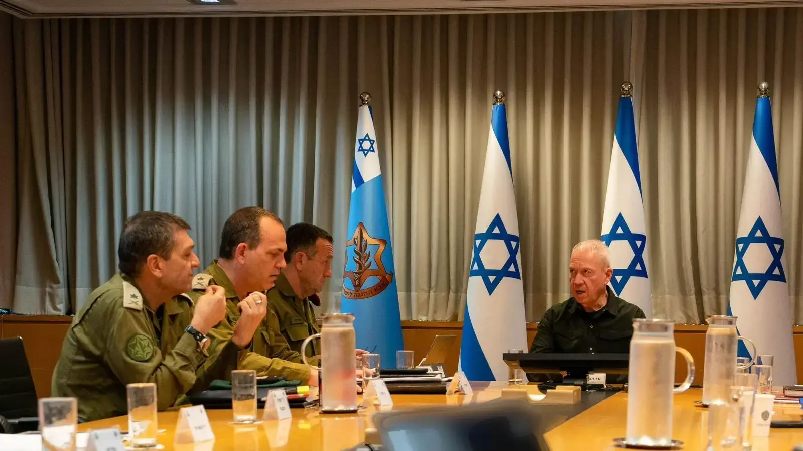 שר הביטחון יואב גלנט, הרמטכ"ל הרצי הלוי , מנכ״ל משרד הביטחון אלוף (מיל׳) אייל זמיר, סגן ראש השב״כ, ראש אגף המבצעים האלוף עודד בסיוק, ראש אמ״ן האלוף אהרון חליווה, .4 באוגוסט 2024 שר הביטחון יואב גלנט, הרמטכ"ל הרצי הלוי , מנכ״ל משרד הביטחון אלוף (מיל׳) אייל זמיר, סגן ראש השב״כ, ראש אגף המבצעים האלוף עודד בסיוק, ראש אמ״ן האלוף אהרון חליווה, .4 באוגוסט 2024
