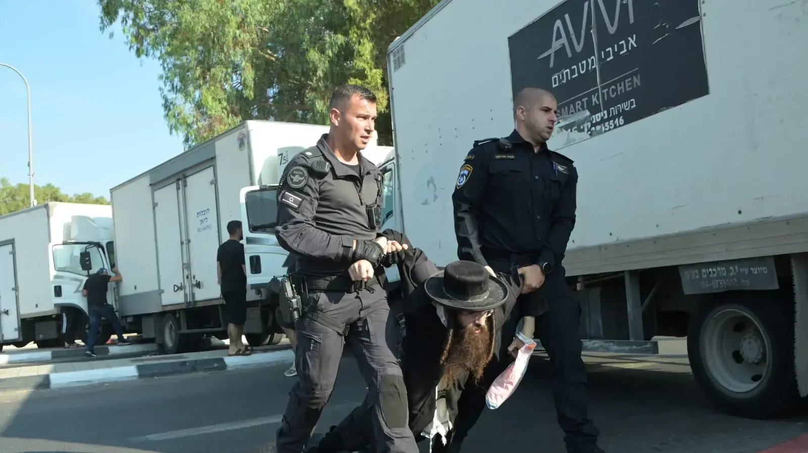 עימותים במהלך הפגנה נגד קליטת מתגייסים חרדים, בקו"ם תל השומר, 5 באוגוסט 2024 עימותים במהלך הפגנה נגד קליטת מתגייסים חרדים, בקו"ם תל השומר, 5 באוגוסט 2024