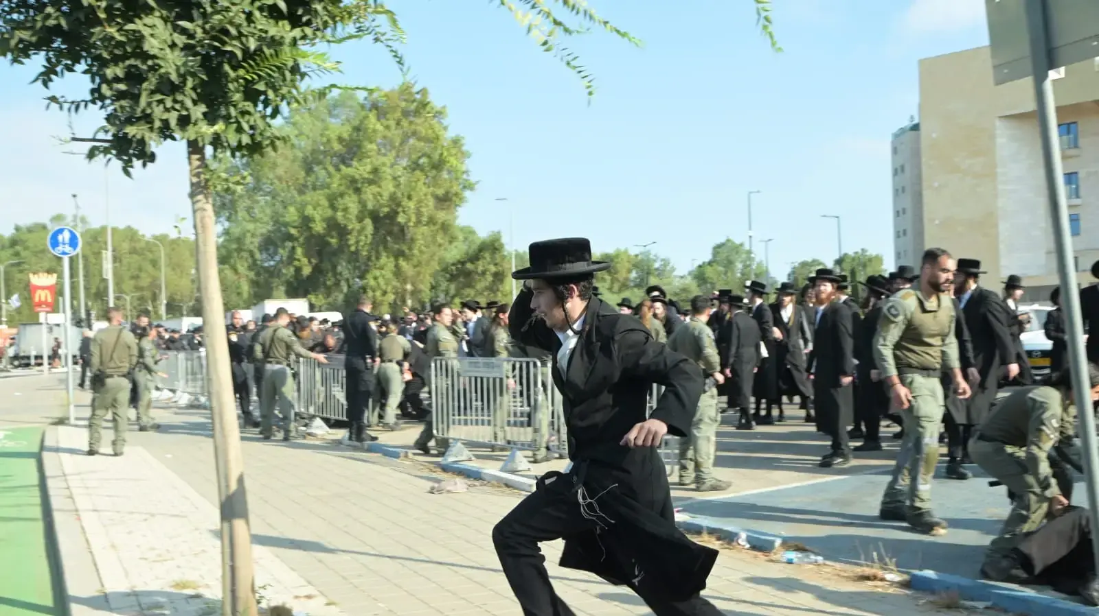 עימותים במהלך הפגנה נגד קליטת מתגייסים חרדים, בקו"ם תל השומר, 5 באוגוסט 2024 עימותים במהלך הפגנה נגד קליטת מתגייסים חרדים, בקו"ם תל השומר, 5 באוגוסט 2024