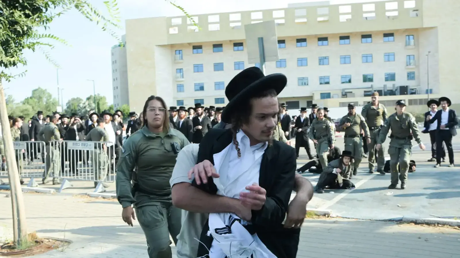 עימותים במהלך הפגנה נגד קליטת מתגייסים חרדים, בקו"ם תל השומר, 5 באוגוסט 2024 עימותים במהלך הפגנה נגד קליטת מתגייסים חרדים, בקו"ם תל השומר, 5 באוגוסט 2024