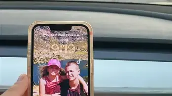 הודעה שאלה שוורץ, אחותו של עומרי שוורץ שלחה לחבריו בדרך הביתה, אחרי שקיבלה את הטלפון האבוד הודעה שאלה שוורץ, אחותו של עומרי שוורץ שלחה לחבריו בדרך הביתה, אחרי שקיבלה את הטלפון האבוד