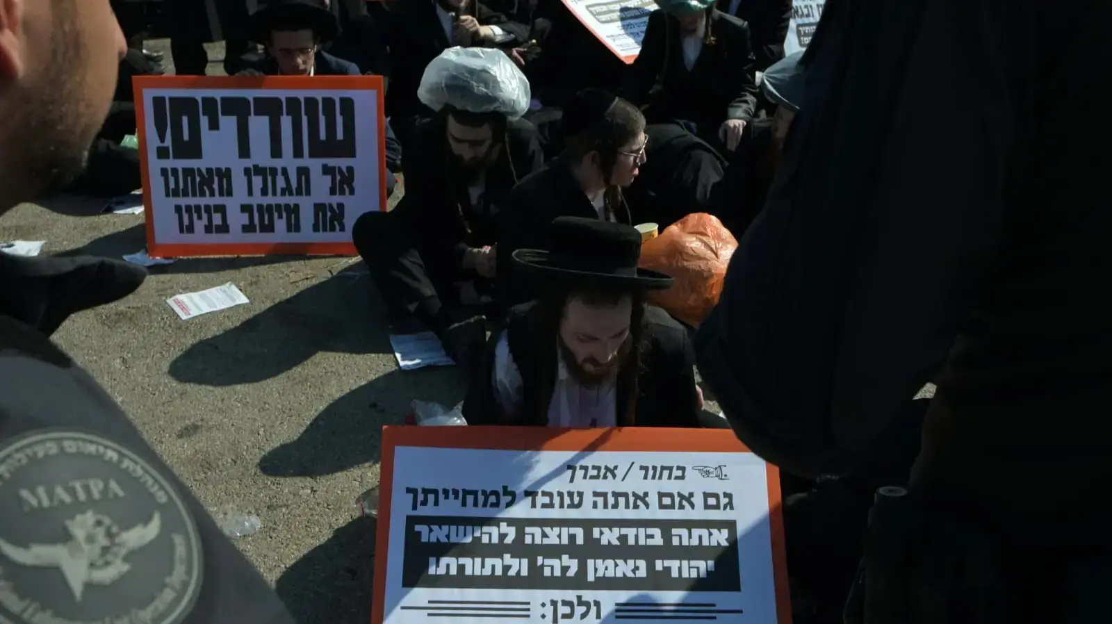 עימותים במהלך הפגנה נגד קליטת מתגייסים חרדים, בקו"ם תל השומר, 5 באוגוסט 2024 עימותים במהלך הפגנה נגד קליטת מתגייסים חרדים, בקו"ם תל השומר, 5 באוגוסט 2024