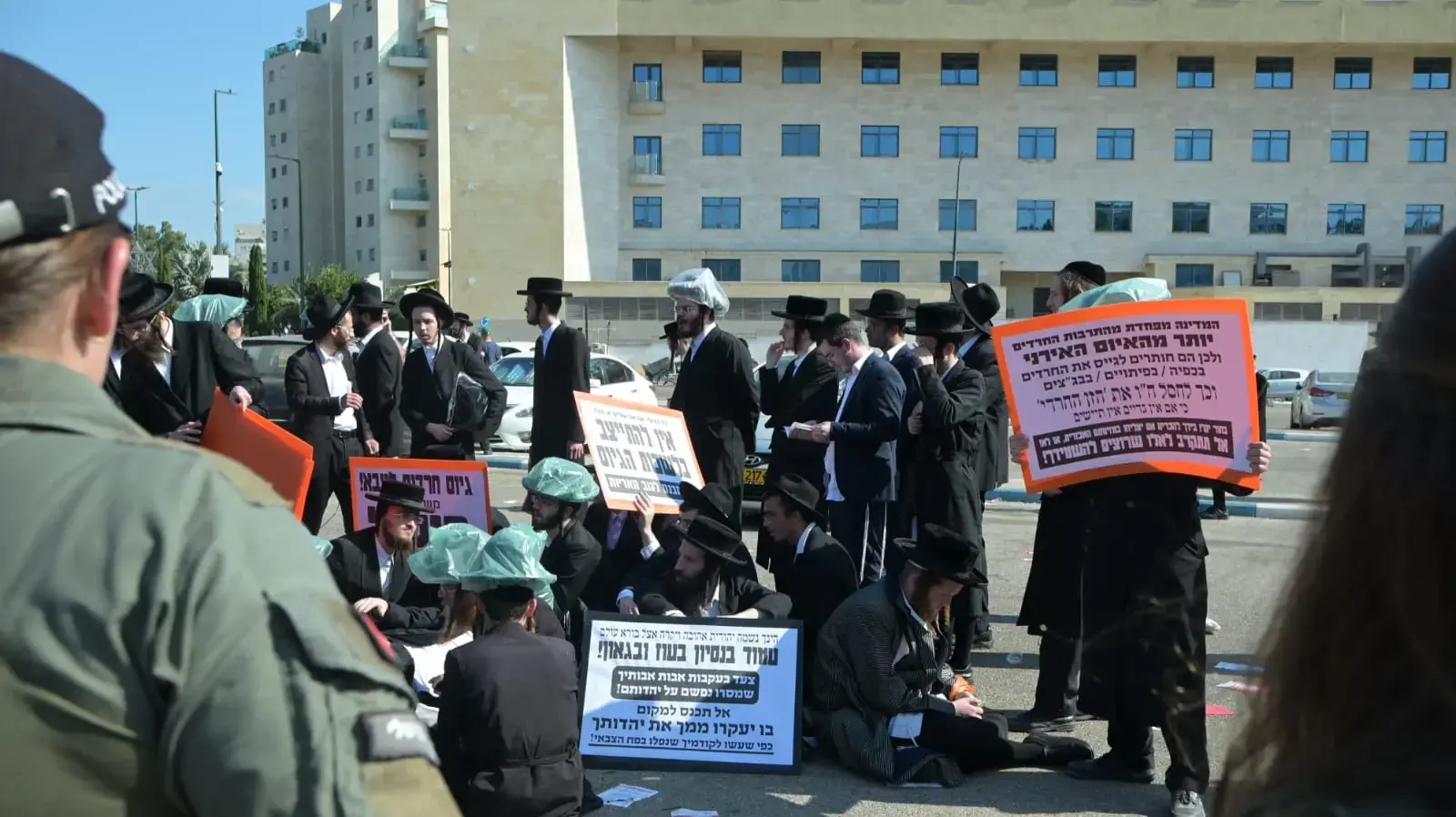 עימותים במהלך הפגנה נגד קליטת מתגייסים חרדים, בקו"ם תל השומר, 5 באוגוסט 2024 עימותים במהלך הפגנה נגד קליטת מתגייסים חרדים, בקו"ם תל השומר, 5 באוגוסט 2024