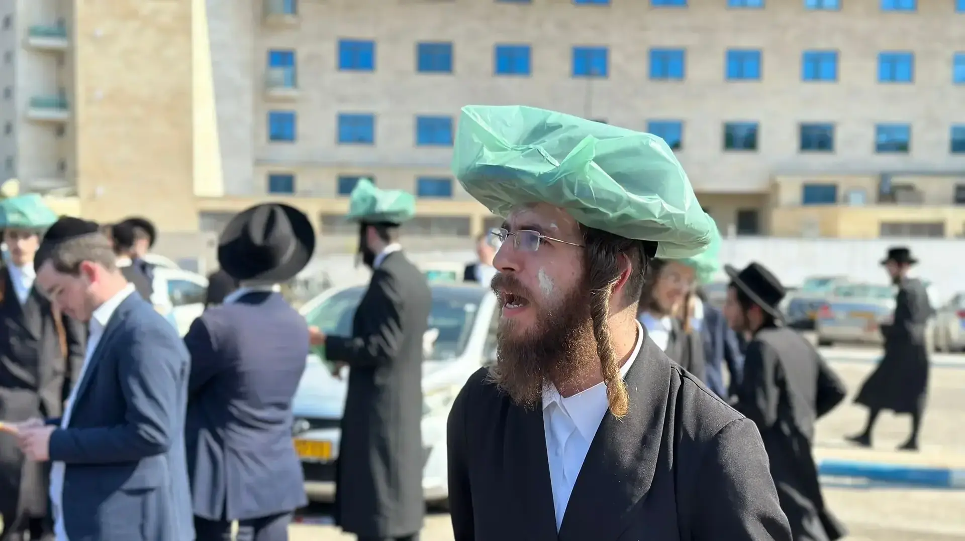 חרדים מפגינים בתל השומר לאחר שהיו אמורים להתגייס לצבא 5 באוגוסט 2024 חרדים מפגינים בתל השומר לאחר שהיו אמורים להתגייס לצבא 5 באוגוסט 2024