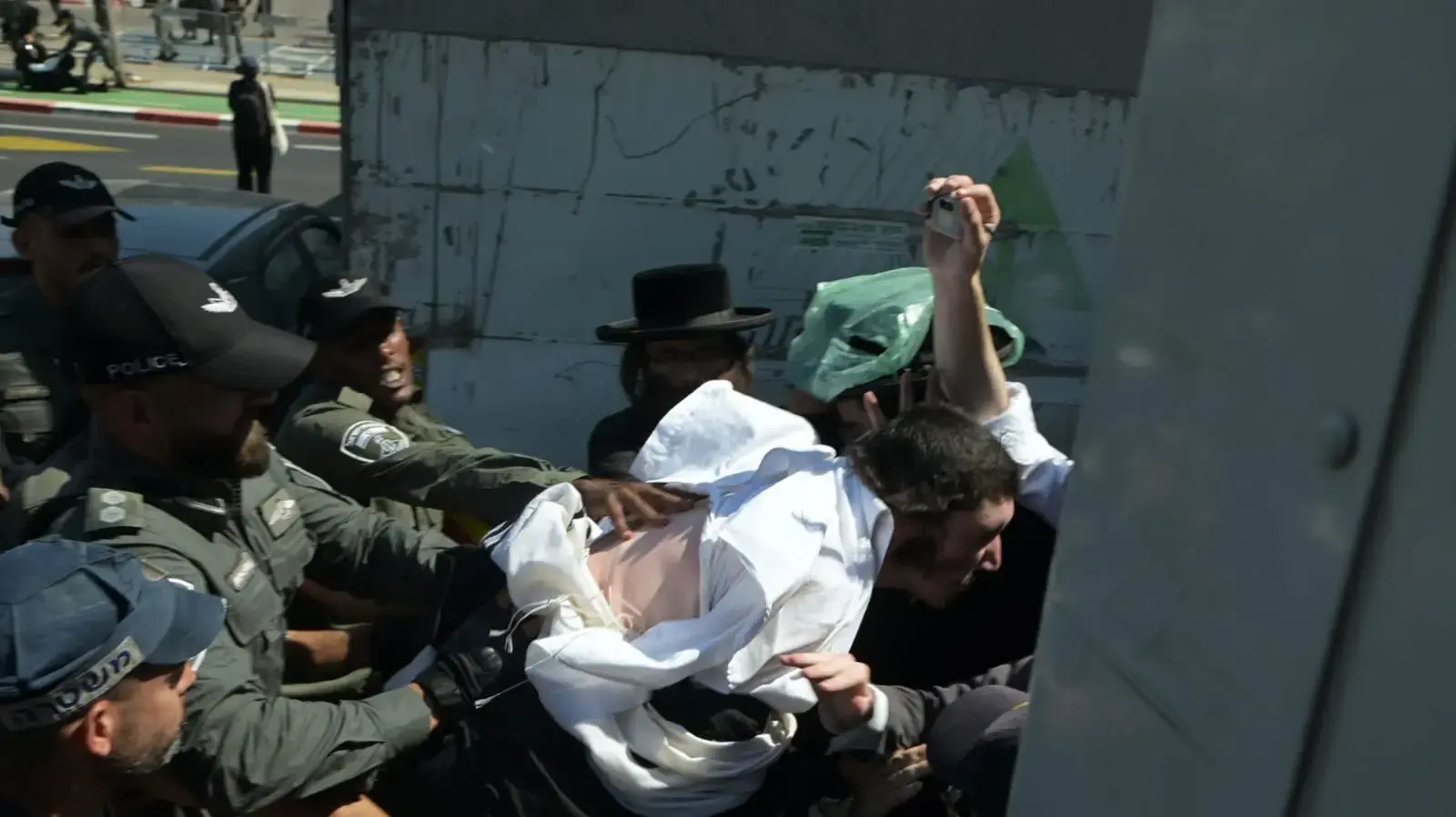 עימותים במהלך הפגנה נגד קליטת מתגייסים חרדים, בקו"ם תל השומר, 5 באוגוסט 2024 עימותים במהלך הפגנה נגד קליטת מתגייסים חרדים, בקו"ם תל השומר, 5 באוגוסט 2024