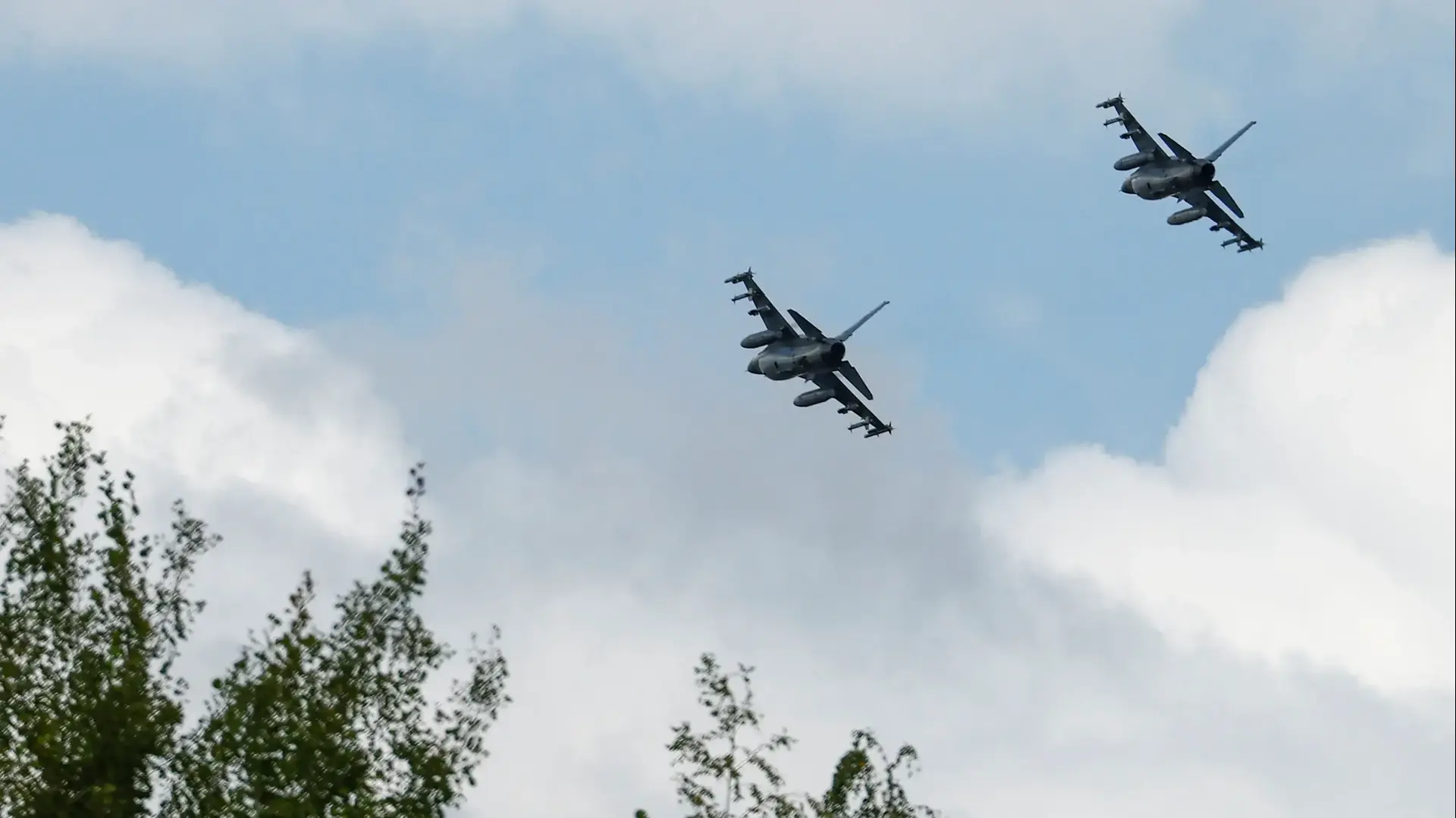 מטוסי F-16 חולפים מעל טקס קבלתם לחיל האוויר של אוקראינה, 4 באוגוסט 2024 מטוסי F-16 חולפים מעל טקס קבלתם לחיל האוויר של אוקראינה, 4 באוגוסט 2024