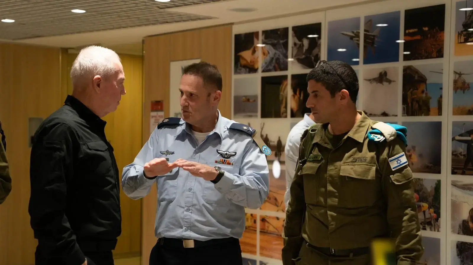 שר הביטחון יואב גלנט, ביקר במוצב השליטה של חיל האוויר וקיים הערכת מצב עם מפקד חיל האוויר האלוף תומר בר ופורום המפקדים הבכיר של החיל. שר הביטחון יואב גלנט, ביקר במוצב השליטה של חיל האוויר וקיים הערכת מצב עם מפקד חיל האוויר האלוף תומר בר ופורום המפקדים הבכיר של החיל.