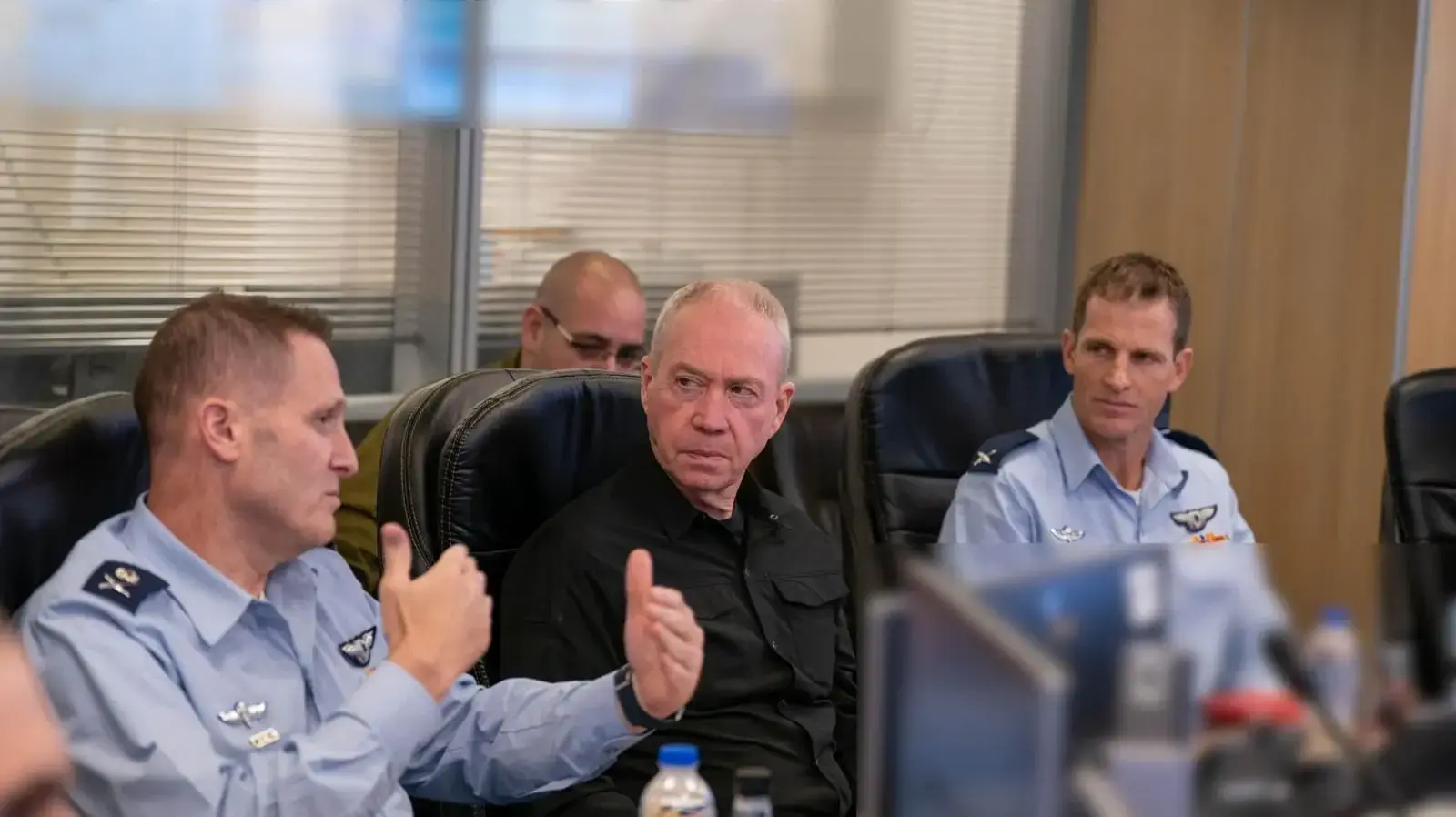שר הביטחון יואב גלנט, ביקר במוצב השליטה של חיל האוויר וקיים הערכת מצב עם מפקד חיל האוויר האלוף תומר בר ופורום המפקדים הבכיר של החיל. שר הביטחון יואב גלנט, ביקר במוצב השליטה של חיל האוויר וקיים הערכת מצב עם מפקד חיל האוויר האלוף תומר בר ופורום המפקדים הבכיר של החיל.