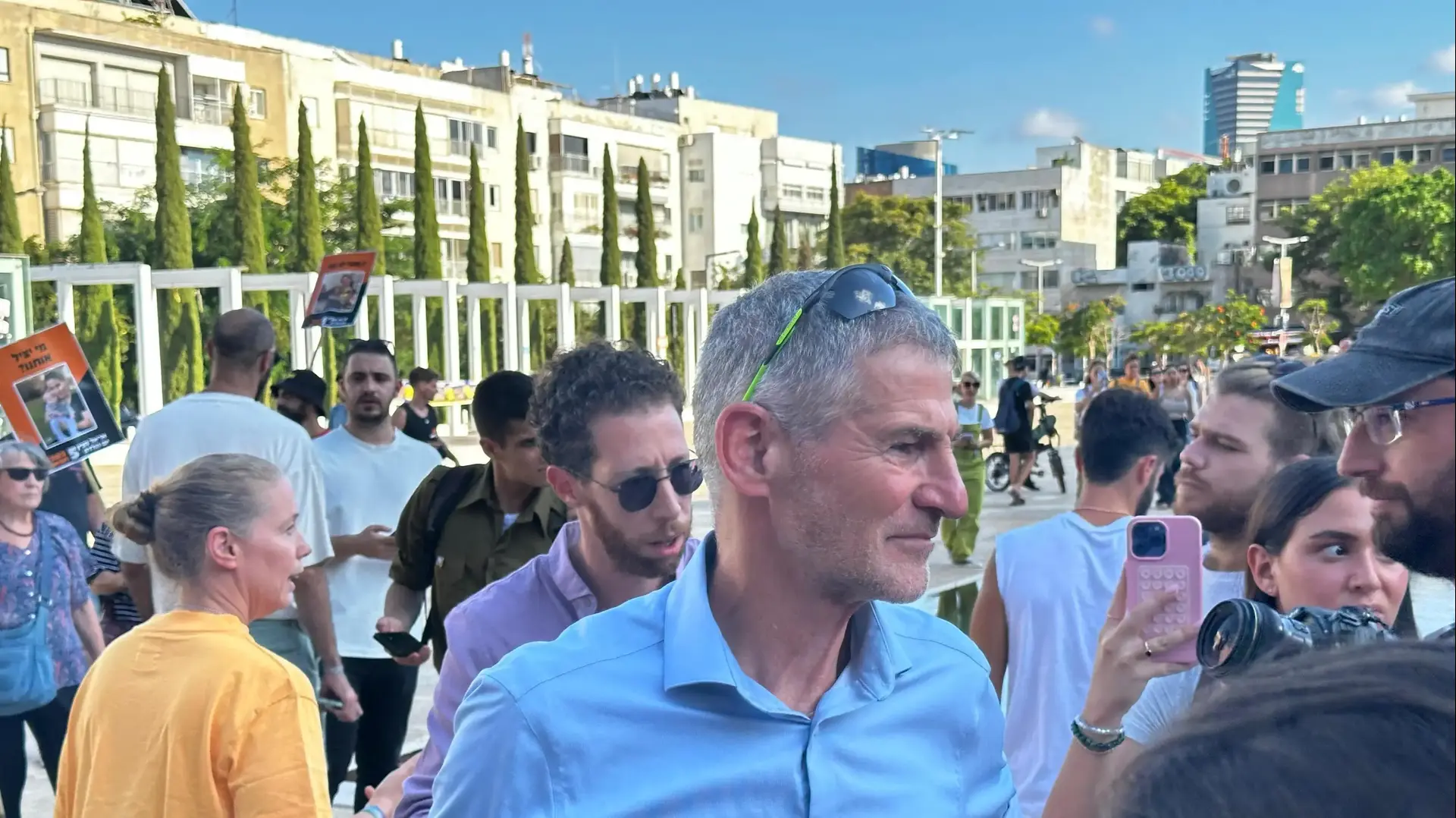 יאיר גולן מצטרף לצעדה למען החזרת החטופים ביום הולדתו החמישית של אריאל ביבס. יאיר גולן מצטרף לצעדה למען החזרת החטופים ביום הולדתו החמישית של אריאל ביבס.