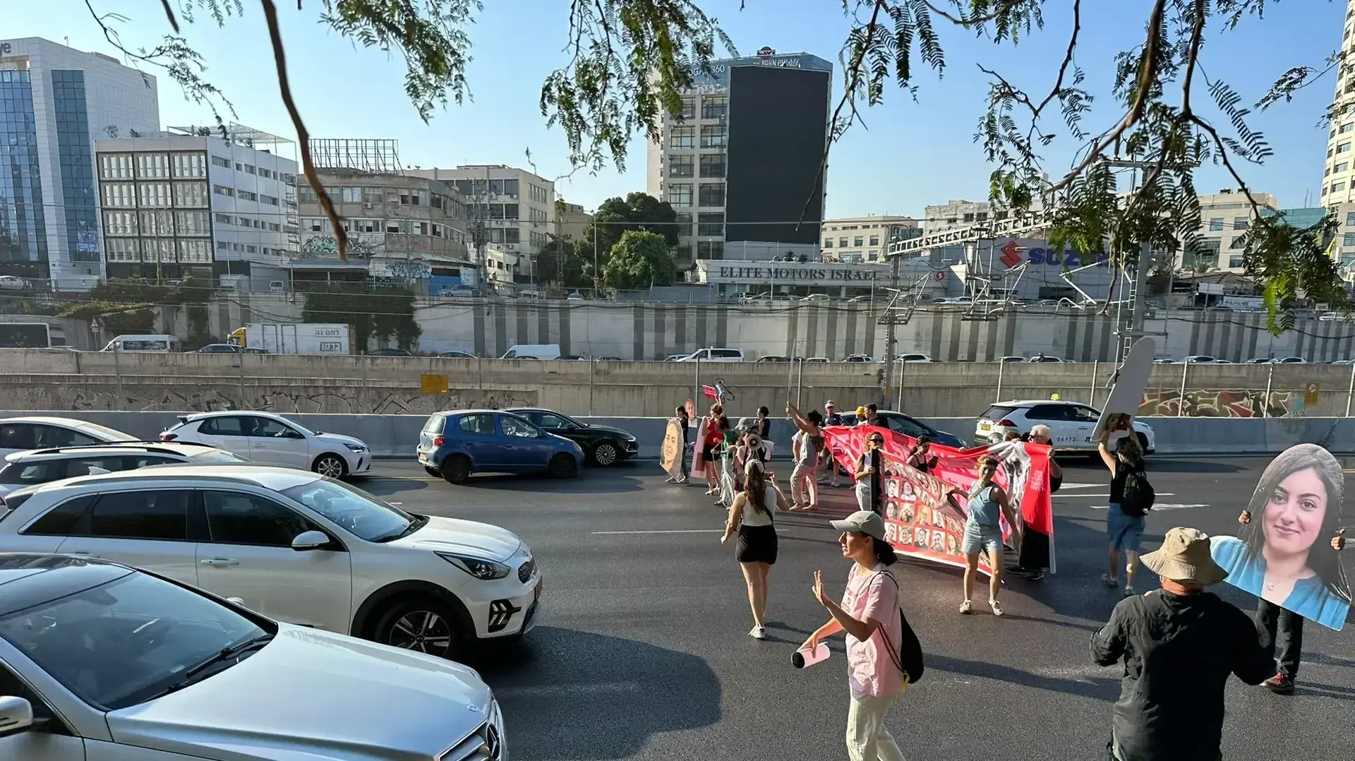 משפחות חטופים ומפגינים חוסמים את איילון דרום
6 באוגוסט 2024
משפחות חטופים ומפגינים חוסמים את איילון דרום
6 באוגוסט 2024