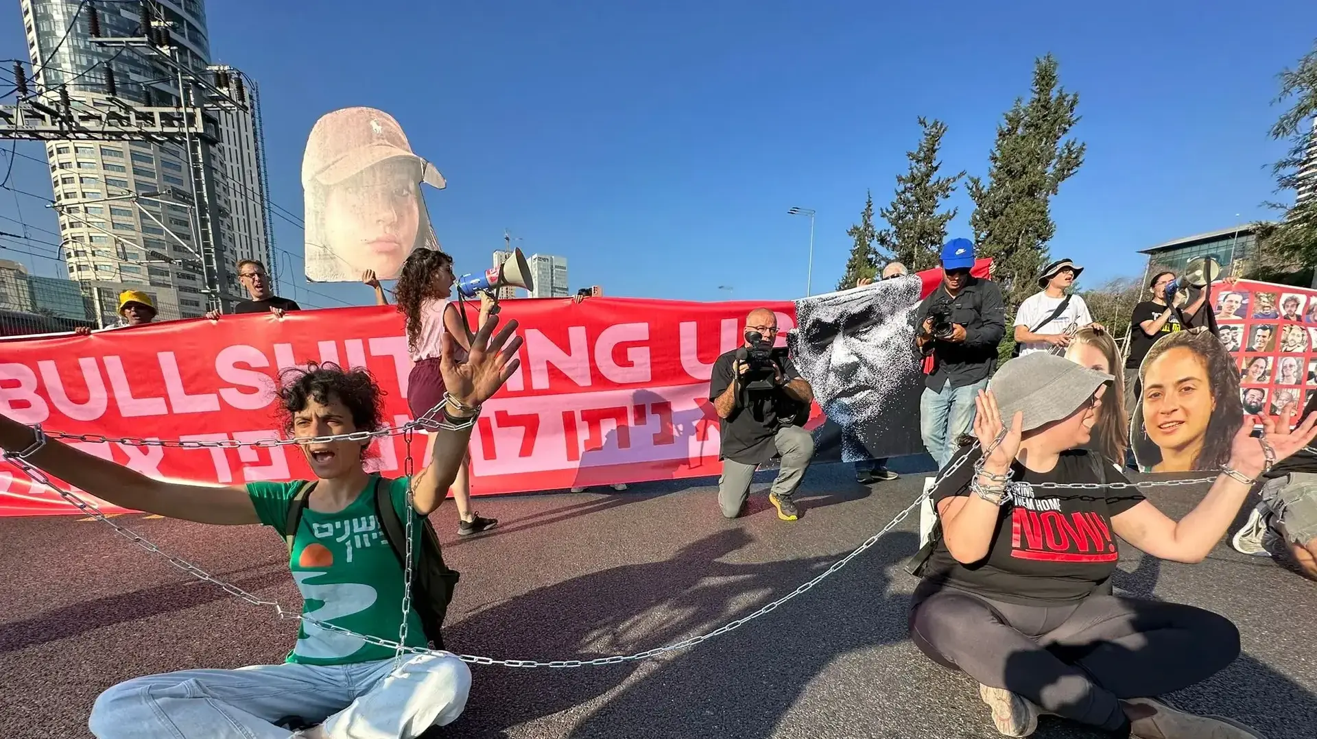 משפחות חטופים חסמו את איילון דרום בקריאה לביצוע עסקה, 6 באוגוסט 2024 משפחות חטופים חסמו את איילון דרום בקריאה לביצוע עסקה, 6 באוגוסט 2024