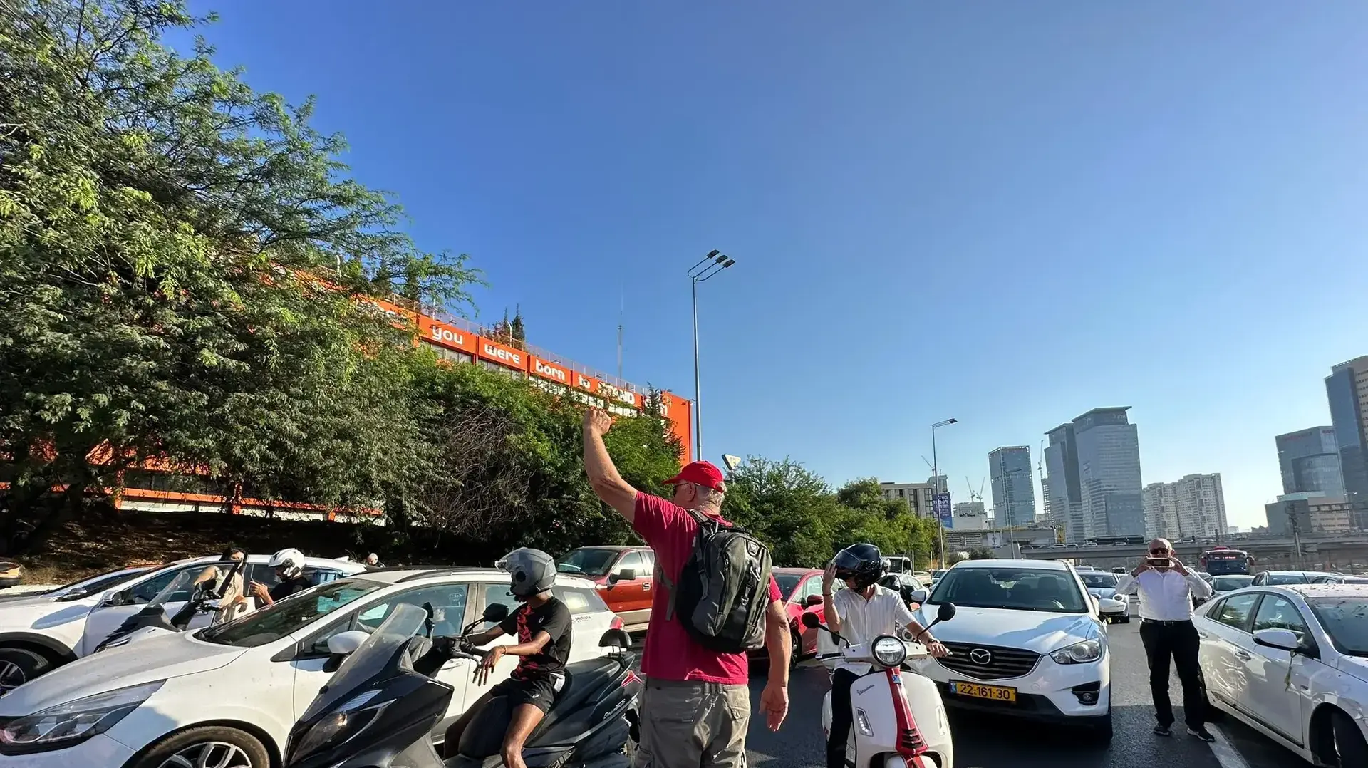 משפחות חטופים חסמו את איילון דרום בקריאה לביצוע עסקה, 6 באוגוסט 2024 משפחות חטופים חסמו את איילון דרום בקריאה לביצוע עסקה, 6 באוגוסט 2024