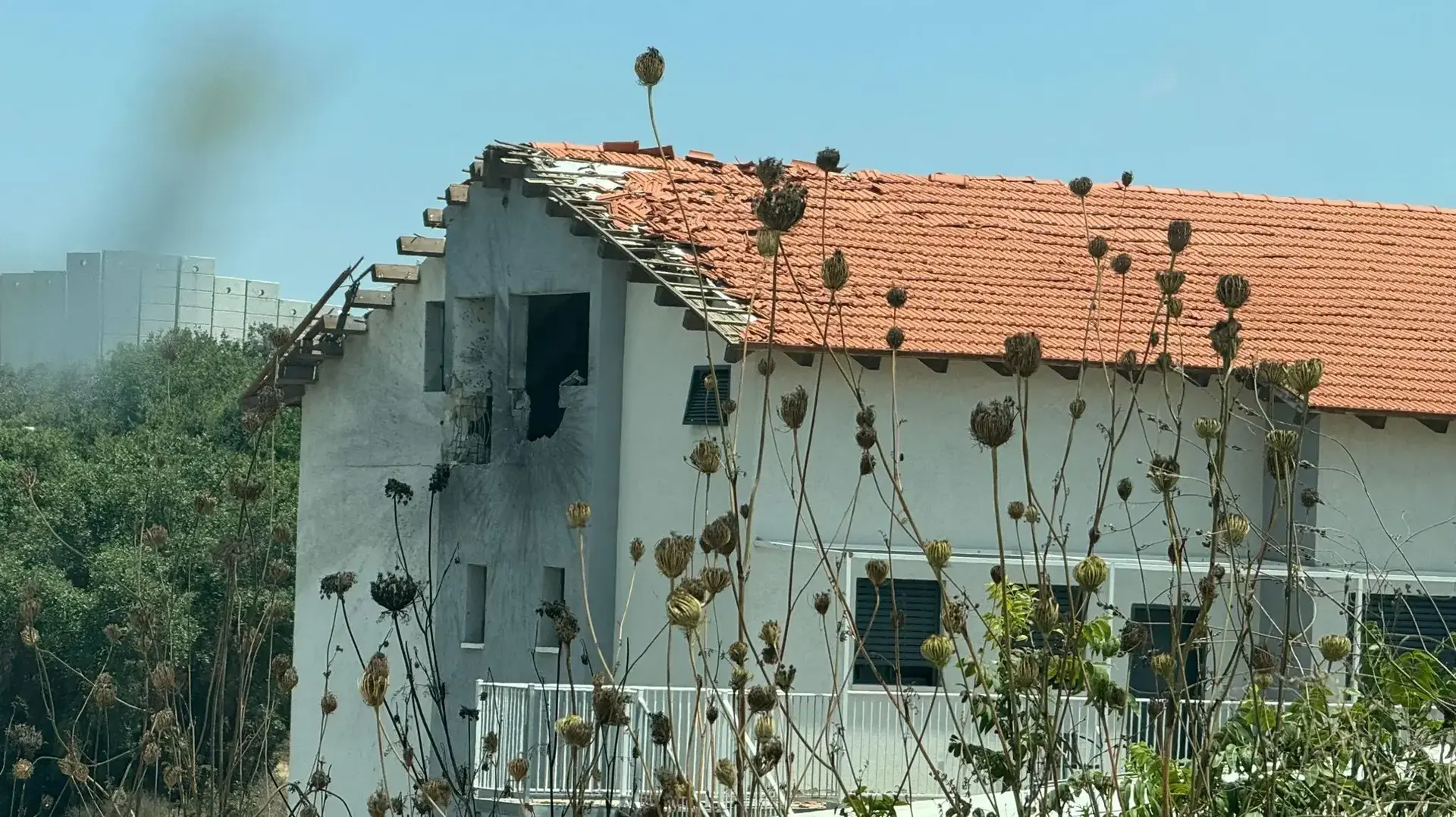 פגיעה ישירה ביישוב שתולה בצפון הארץ לאחר מתקפת חיזבאללה 06 באוגוסט 2024