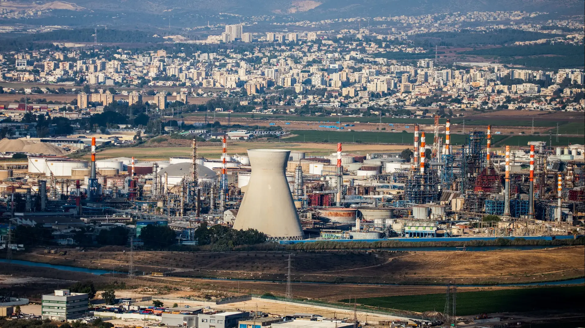בתי הזיקוק על רקע מפרץ חיפה בתי הזיקוק על רקע מפרץ חיפה