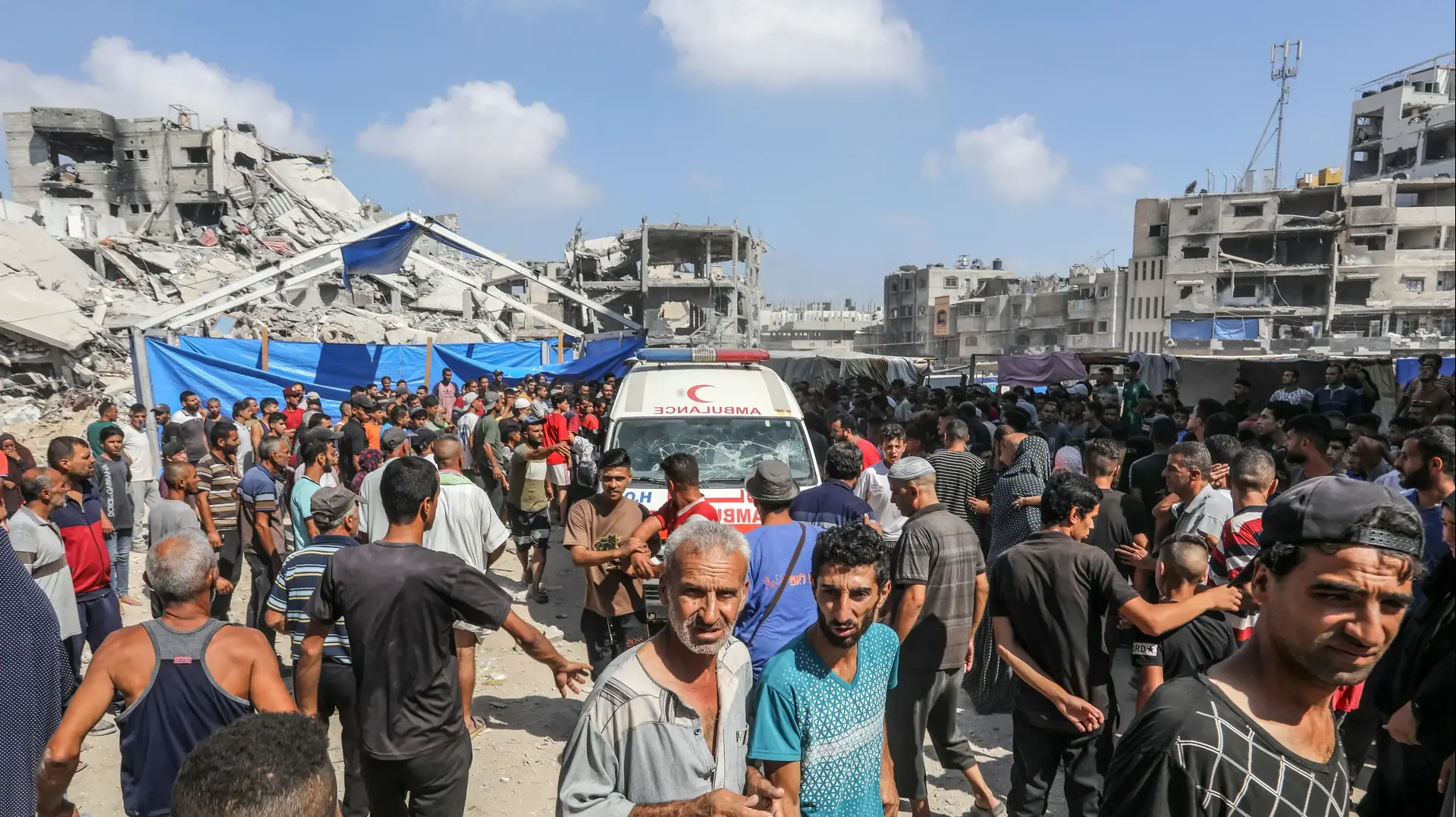 פלסטינים בעזה אחרי תקיפת צה"ל בחאן יונס פלסטינים בעזה אחרי תקיפת צה"ל בחאן יונס