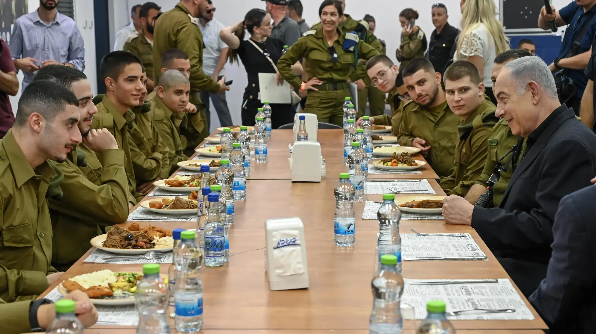 ראש הממשלה נתניהו בביקורו בבקו״ם: ״אנחנו ממשיכים קדימה לניצחון. אנחנו ערוכים הן להגנה והן להתקפה, אנחנו מכים באויבינו ונחושים גם להגן על עצמנו״ ראש הממשלה נתניהו בביקורו בבקו״ם: ״אנחנו ממשיכים קדימה לניצחון. אנחנו ערוכים הן להגנה והן להתקפה, אנחנו מכים באויבינו ונחושים גם להגן על עצמנו״