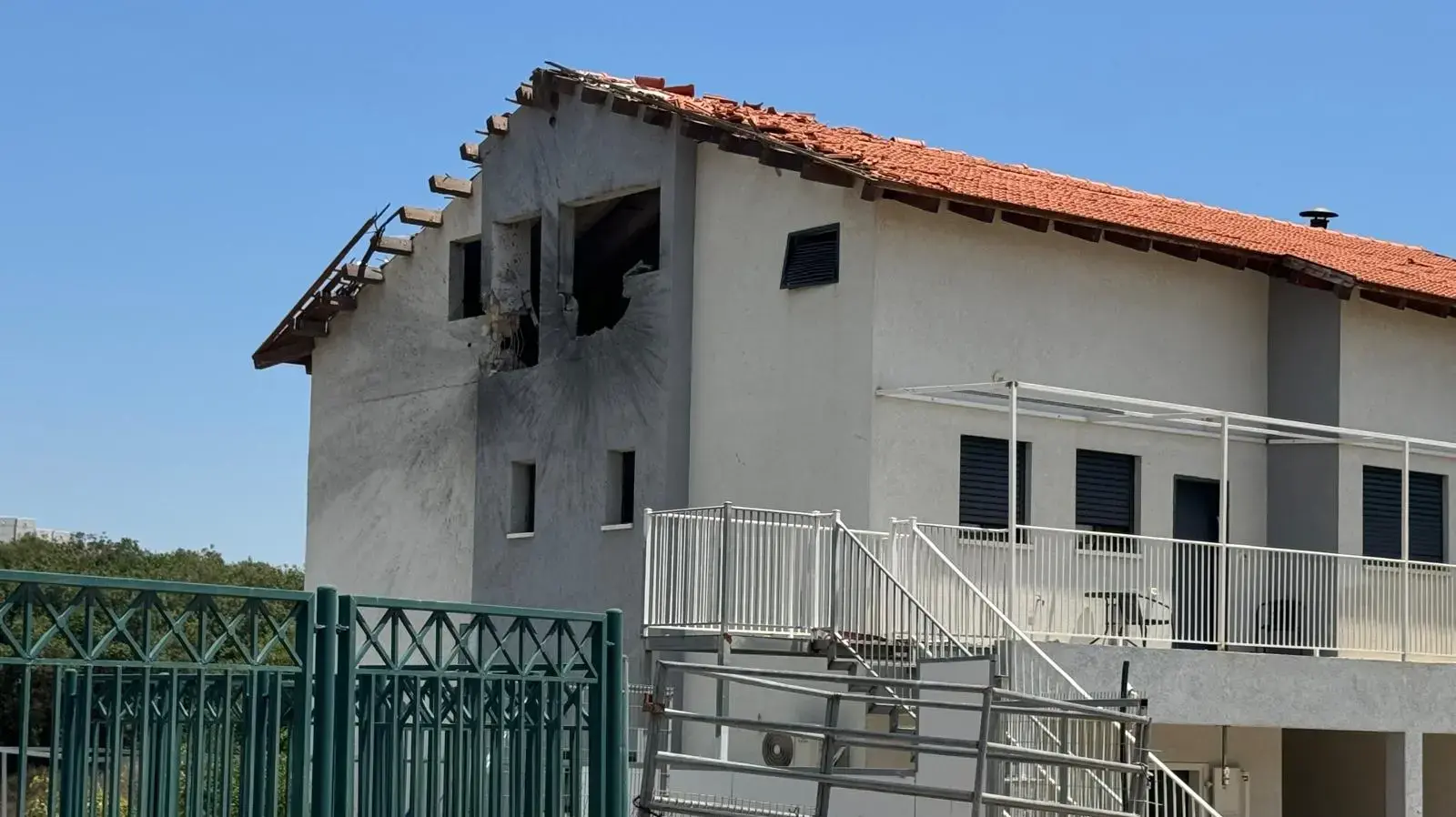 בית בשתולה שספג פגיעה ישירה בית בשתולה שספג פגיעה ישירה