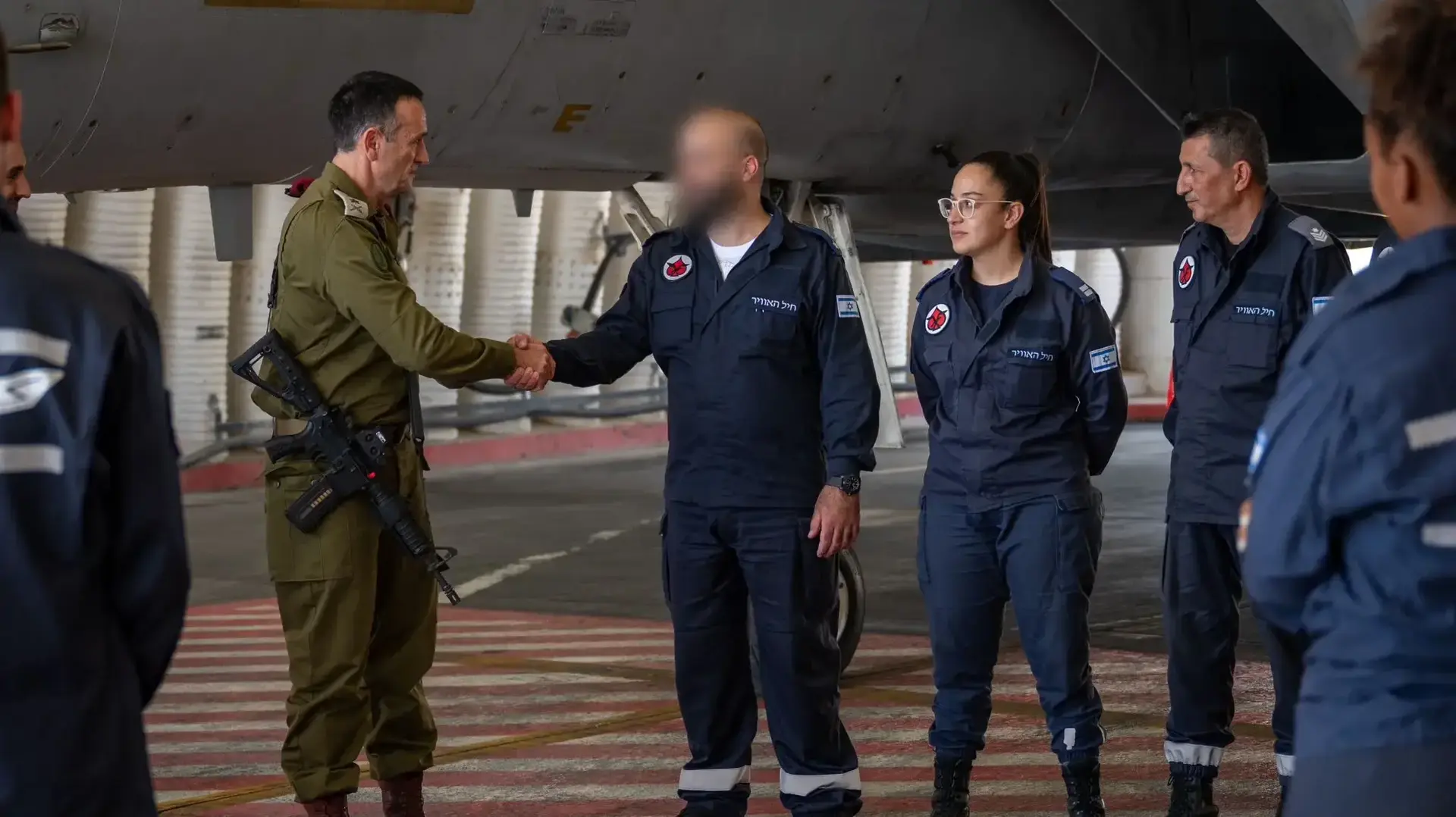 הרמטכ״ל בבסיס חיל האוויר: אנחנו במוכנות שיא. נדע להוציא התקפה מהירה בכל מקום 07 באוגוסט 2024
הרמטכ״ל בבסיס חיל האוויר: אנחנו במוכנות שיא. נדע להוציא התקפה מהירה בכל מקום 07 באוגוסט 2024