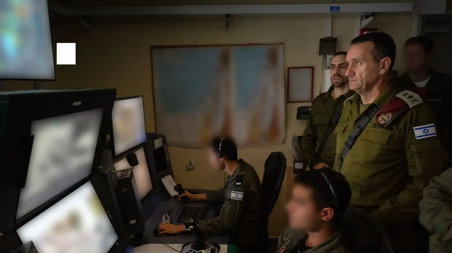 הרמטכ״ל בבסיס חיל האוויר: אנחנו במוכנות שיא. נדע להוציא התקפה מהירה בכל מקום 07 באוגוסט 2024
הרמטכ״ל בבסיס חיל האוויר: אנחנו במוכנות שיא. נדע להוציא התקפה מהירה בכל מקום 07 באוגוסט 2024