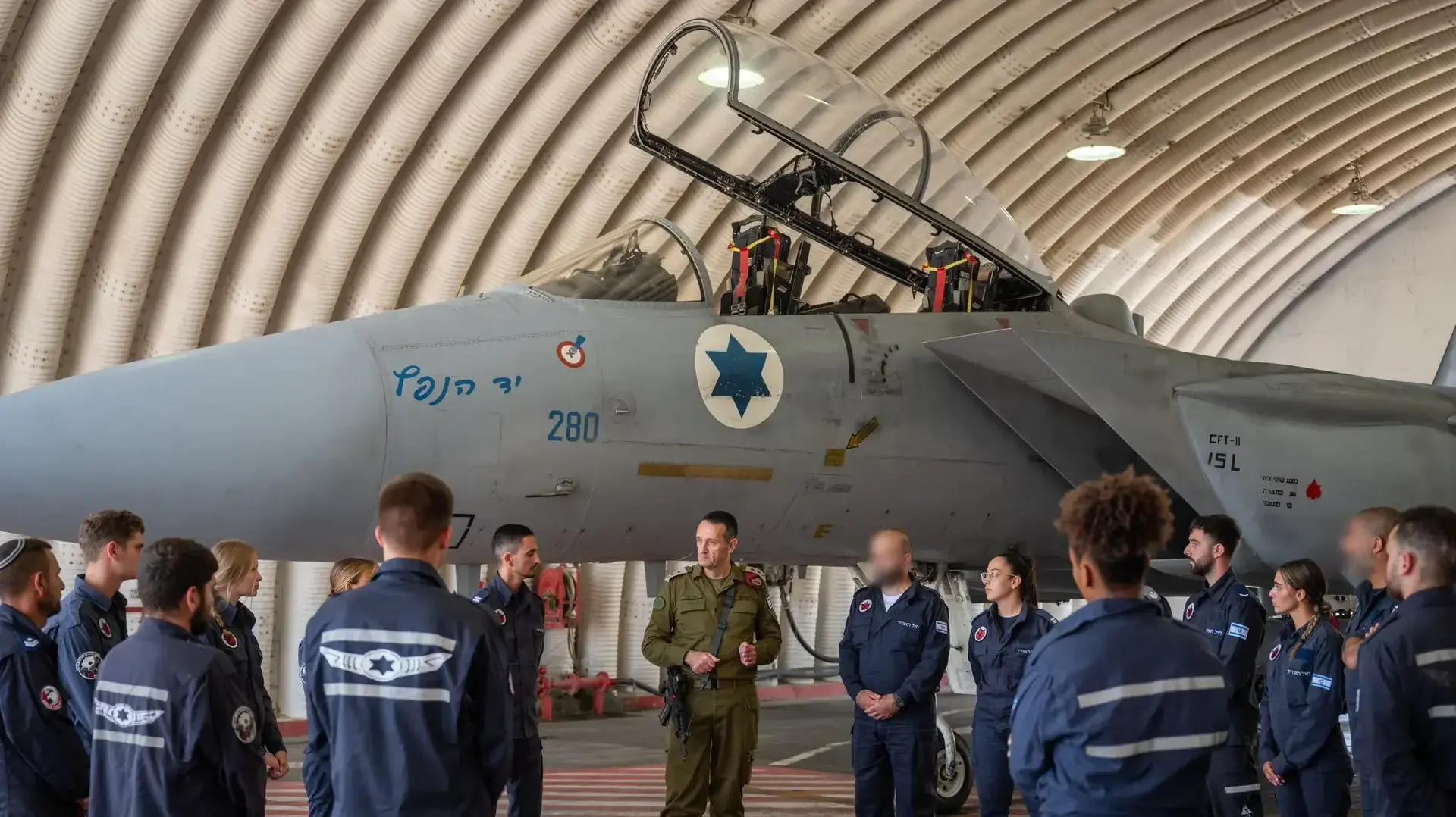 הרמטכ״ל בבסיס חיל האוויר: אנחנו במוכנות שיא. נדע להוציא התקפה מהירה בכל מקום 07 באוגוסט 2024
הרמטכ״ל בבסיס חיל האוויר: אנחנו במוכנות שיא. נדע להוציא התקפה מהירה בכל מקום 07 באוגוסט 2024