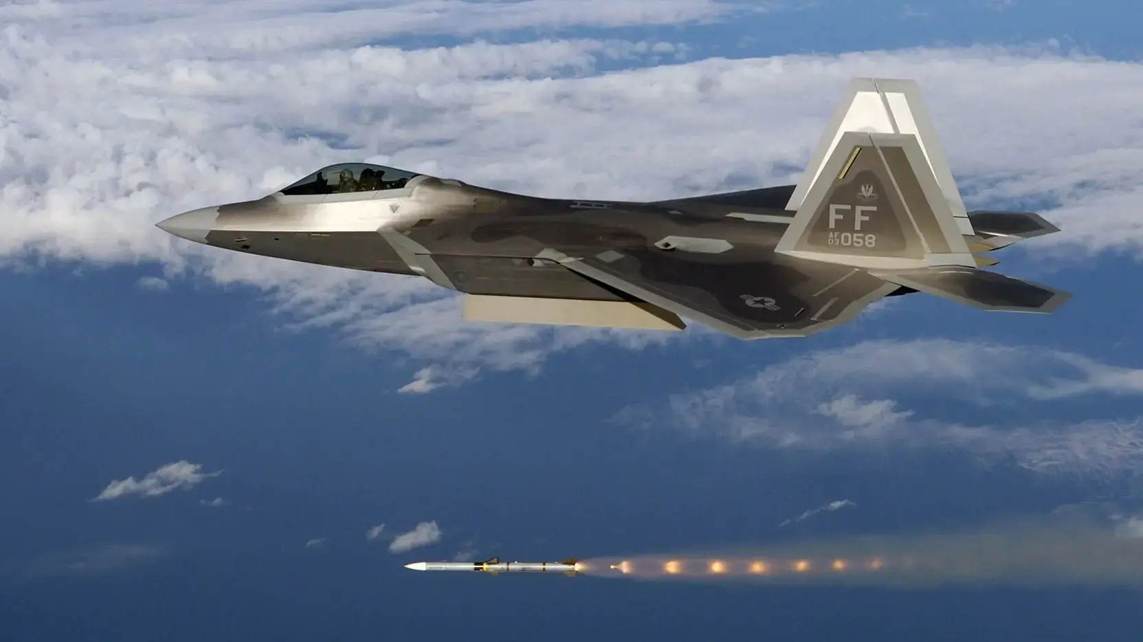 מטוס F-22 ראפטור משגר טיל אוויר-אוויר AIM-120 מטוס F-22 ראפטור משגר טיל אוויר-אוויר AIM-120