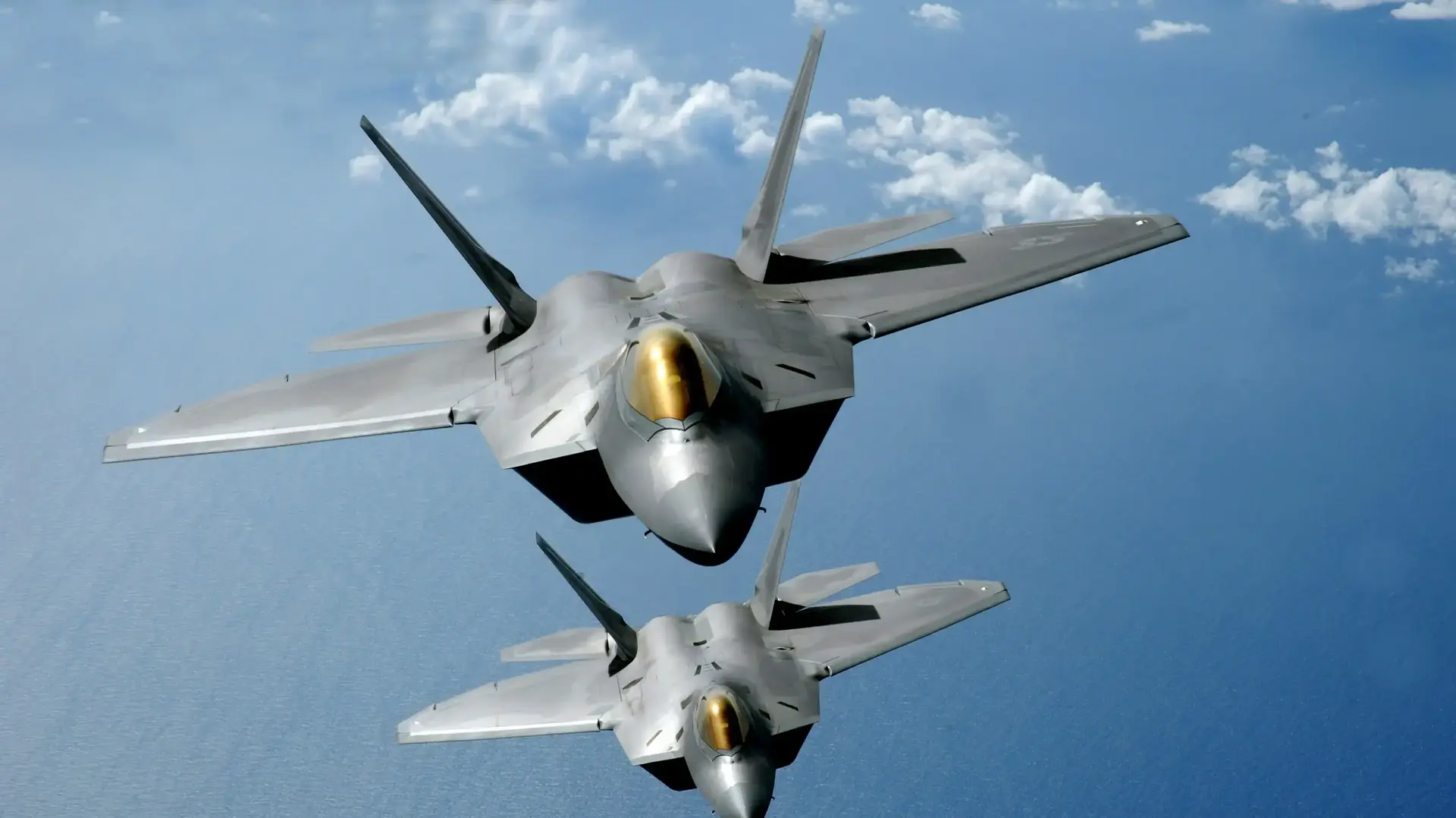 שני מטוסי F-22 ראפטור טסים מעל האוקיינוס השקט במהלך משימה ב-9 במרץ 2009 כחלק מפריסה בבסיס חיל האוויר אנדרסן (אנ'), גואם