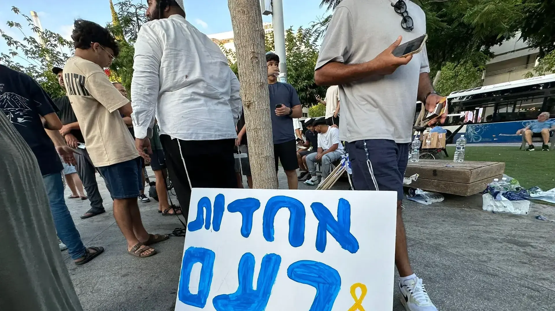 בעקבות סערת התפילות, עשרות משתתפים בתפילת מחאה בכיכר דיזנגוף בתל אביב.8 באוגוסט 2024 בעקבות סערת התפילות, עשרות משתתפים בתפילת מחאה בכיכר דיזנגוף בתל אביב.8 באוגוסט 2024