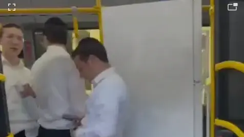הנוסעים הופתעו: כמה חרדים ניסו להעלות לאוטבוס מקרר הנוסעים הופתעו: כמה חרדים ניסו להעלות לאוטבוס מקרר