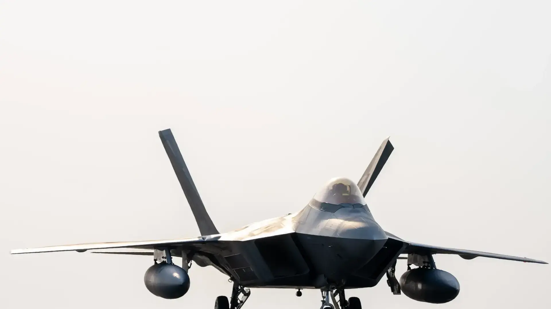לוקהיד מרטין F-22 נוחת בבסיס במזרח התיכון במסגרת תגבור כוחות מול איראן לוקהיד מרטין F-22 נוחת בבסיס במזרח התיכון במסגרת תגבור כוחות מול איראן