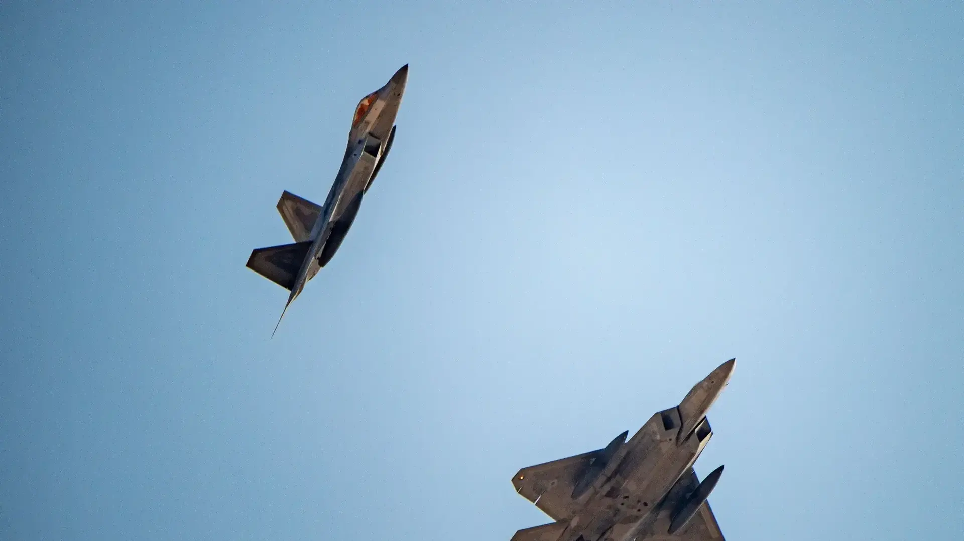 לוקהיד מרטין F-22 נוחת בבסיס במזרח התיכון במסגרת תגבור כוחות מול איראן לוקהיד מרטין F-22 נוחת בבסיס במזרח התיכון במסגרת תגבור כוחות מול איראן