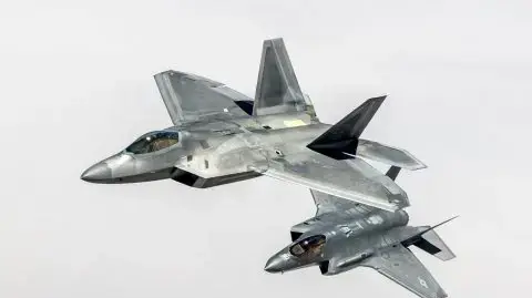 לוקהיד מרטין F-35 לצד F-22 לוקהיד מרטין F-35 לצד F-22