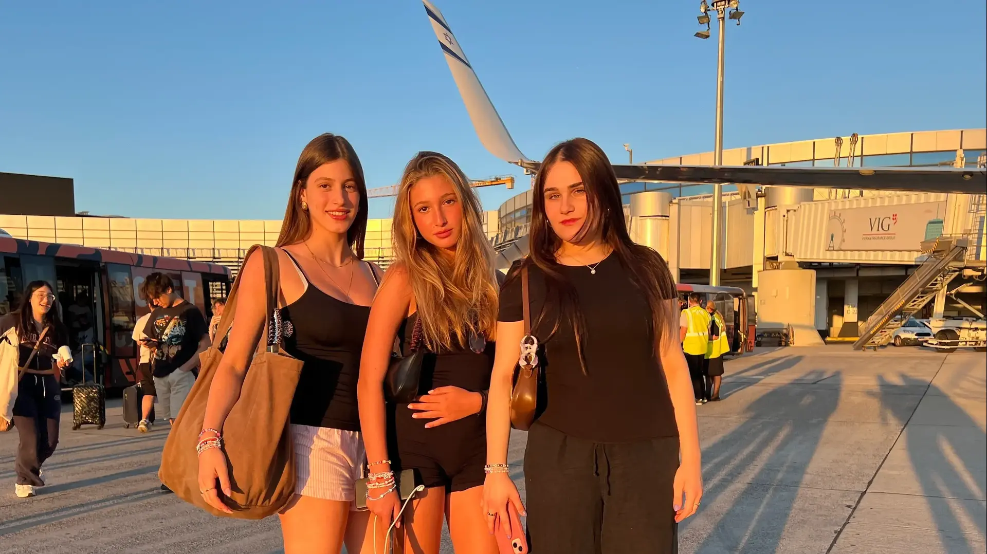 הנערות מיקה בן נון, איה פרימו וגילי פרימו, בשדה התעופה של וינה