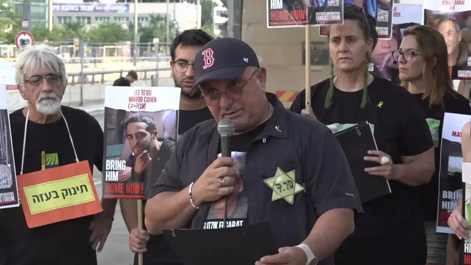 דני אלגרט בהצהרת משפחות חטופים בשער בגין. 10 באוגוסט 2024 דני אלגרט בהצהרת משפחות חטופים בשער בגין. 10 באוגוסט 2024