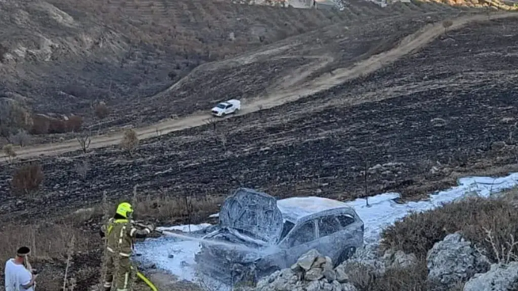כיבוי הרכב של בנות המשפחה בגבעת רונן כיבוי הרכב של בנות המשפחה בגבעת רונן