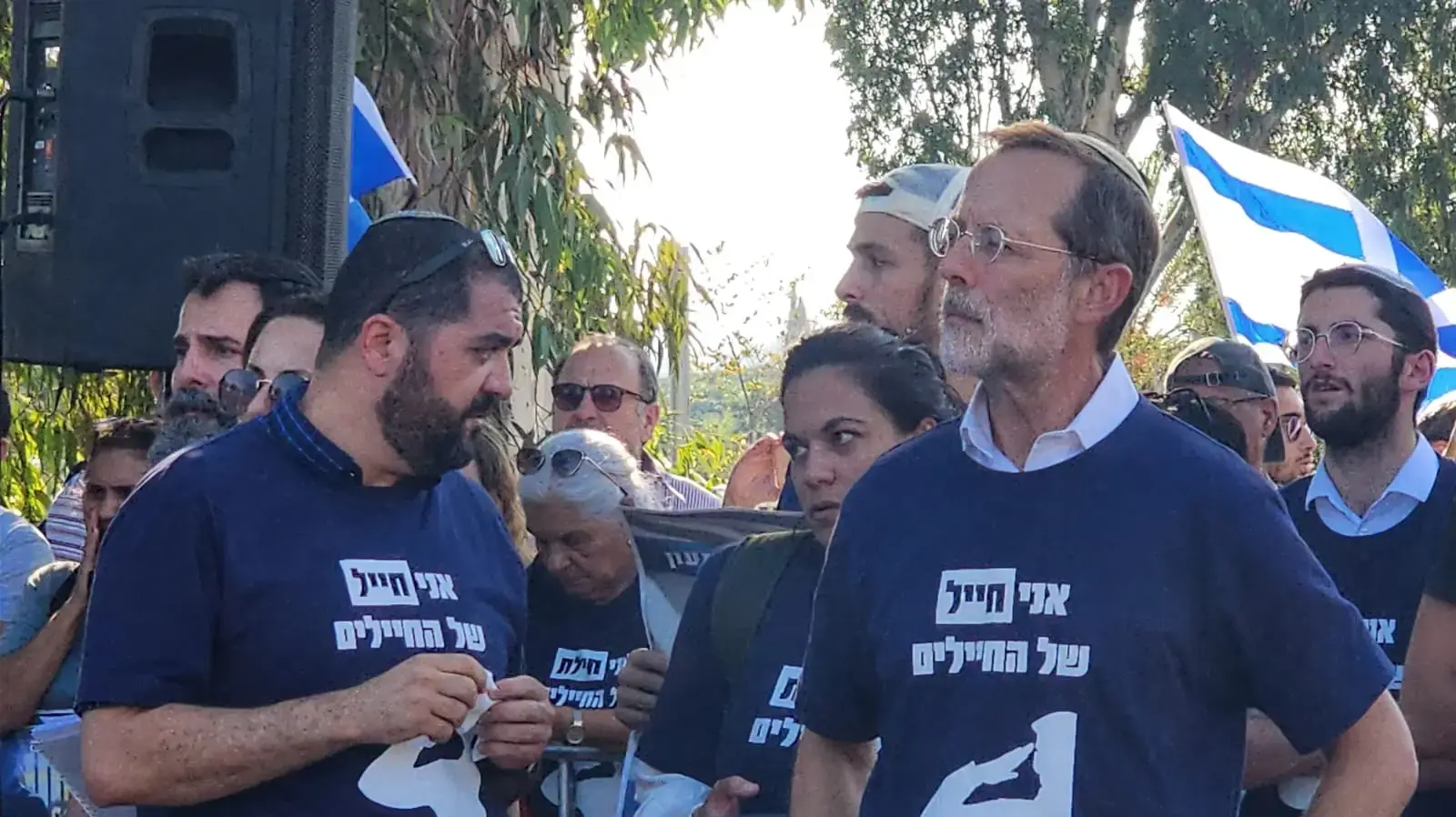 משה פייגלין בהפגנה מחוץ לקרייה המשפטית בבית ליד לאחר דיון בהראכת מעצר של לוחמים שהתעללו במחבל נוחבה משה פייגלין בהפגנה מחוץ לקרייה המשפטית בבית ליד לאחר דיון בהראכת מעצר של לוחמים שהתעללו במחבל נוחבה