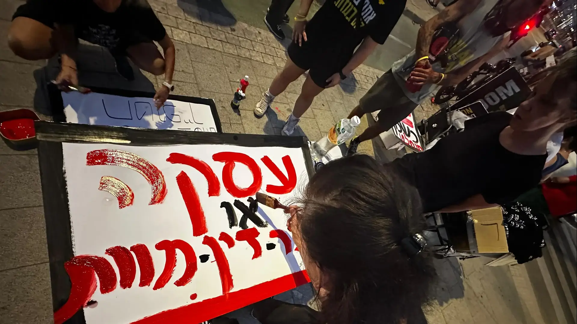 יפעת קלדרון מכינה שלט בערב תשעה באב למען בן דודה עופר ועוד 114 חטופות וחטופים שכבר 311 ימים מופקרים. גשר ההפקרה בדרך בגין. 12 באוגוסט 2024 יפעת קלדרון מכינה שלט בערב תשעה באב למען בן דודה עופר ועוד 114 חטופות וחטופים שכבר 311 ימים מופקרים. גשר ההפקרה בדרך בגין. 12 באוגוסט 2024