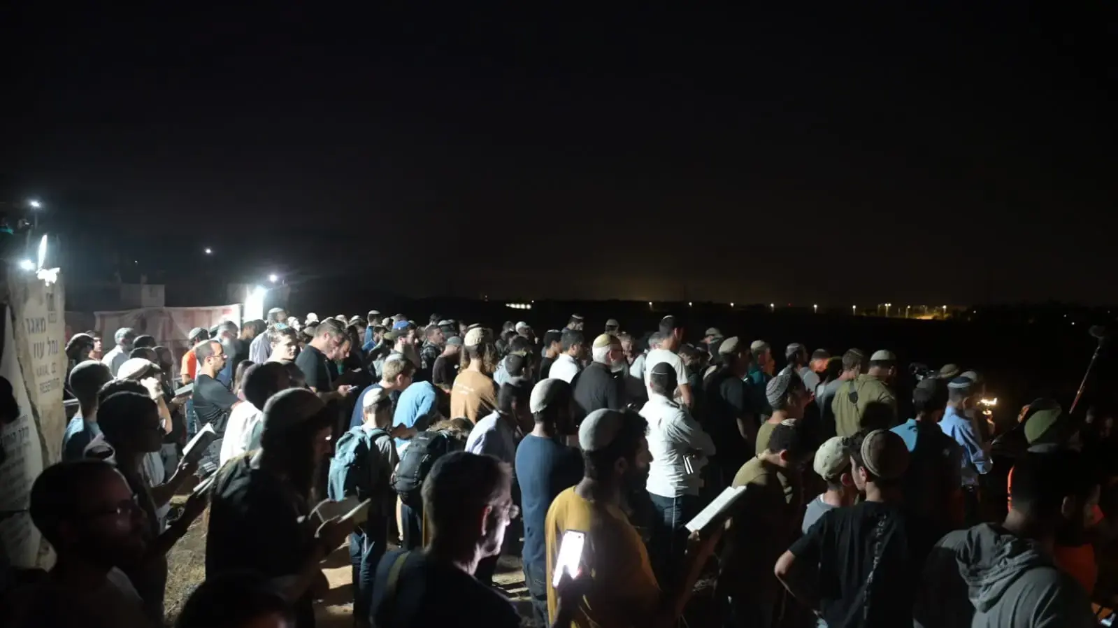 המונים מתפללים בנסיבות תשעה באב סביב העוטף, 12 באוגוסט 2024 המונים מתפללים בנסיבות תשעה באב סביב העוטף, 12 באוגוסט 2024