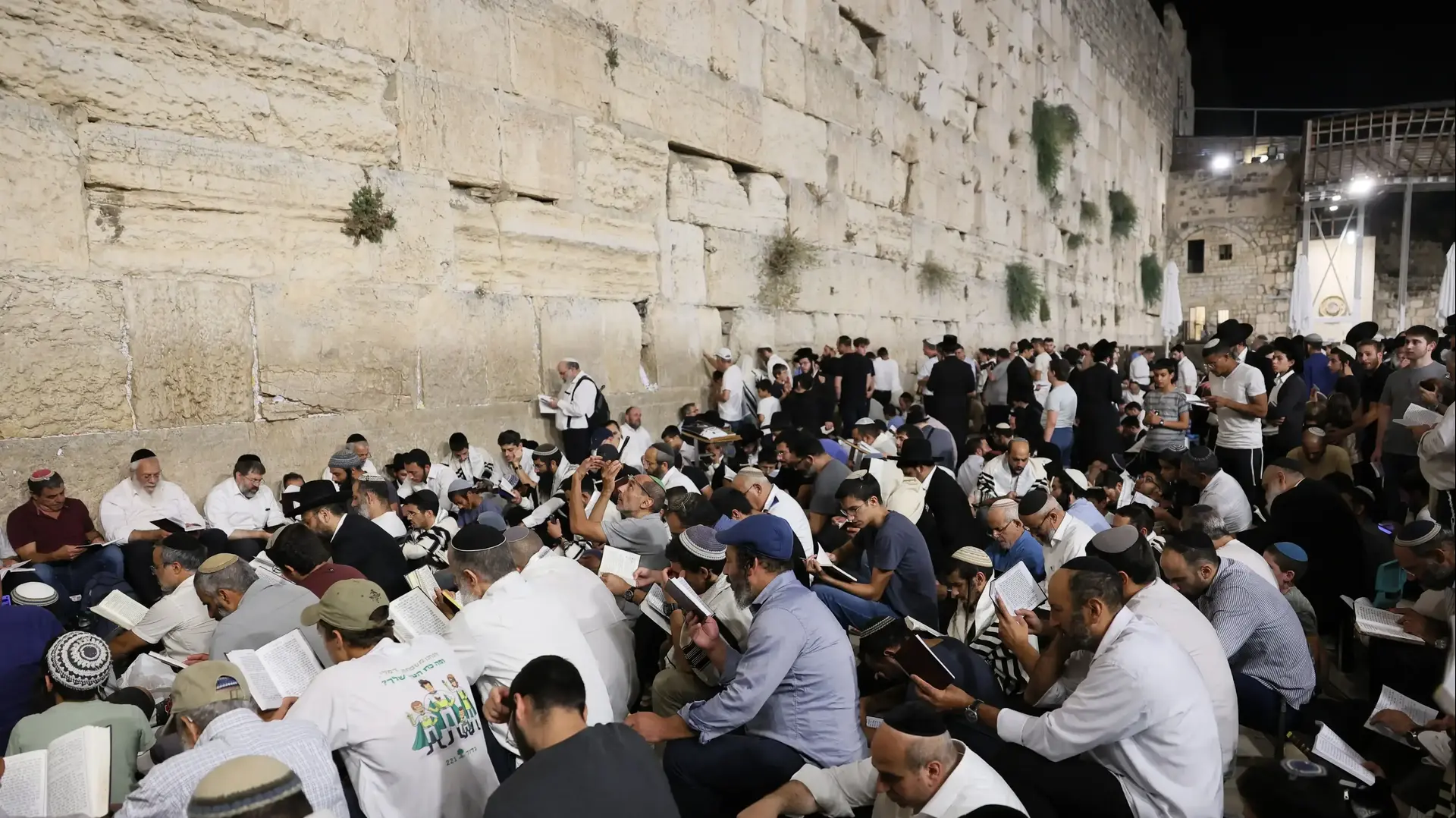 רבבות פקדו את רחבת הכותל לאמירת קינות וקריאת מגילת איכה ומציינים את יום תשעה באב, יום האבל הלאומי של העם היהודי, שבו נחרבו בית המקדש הראשון והשני רבבות פקדו את רחבת הכותל לאמירת קינות וקריאת מגילת איכה ומציינים את יום תשעה באב, יום האבל הלאומי של העם היהודי, שבו נחרבו בית המקדש הראשון והשני
