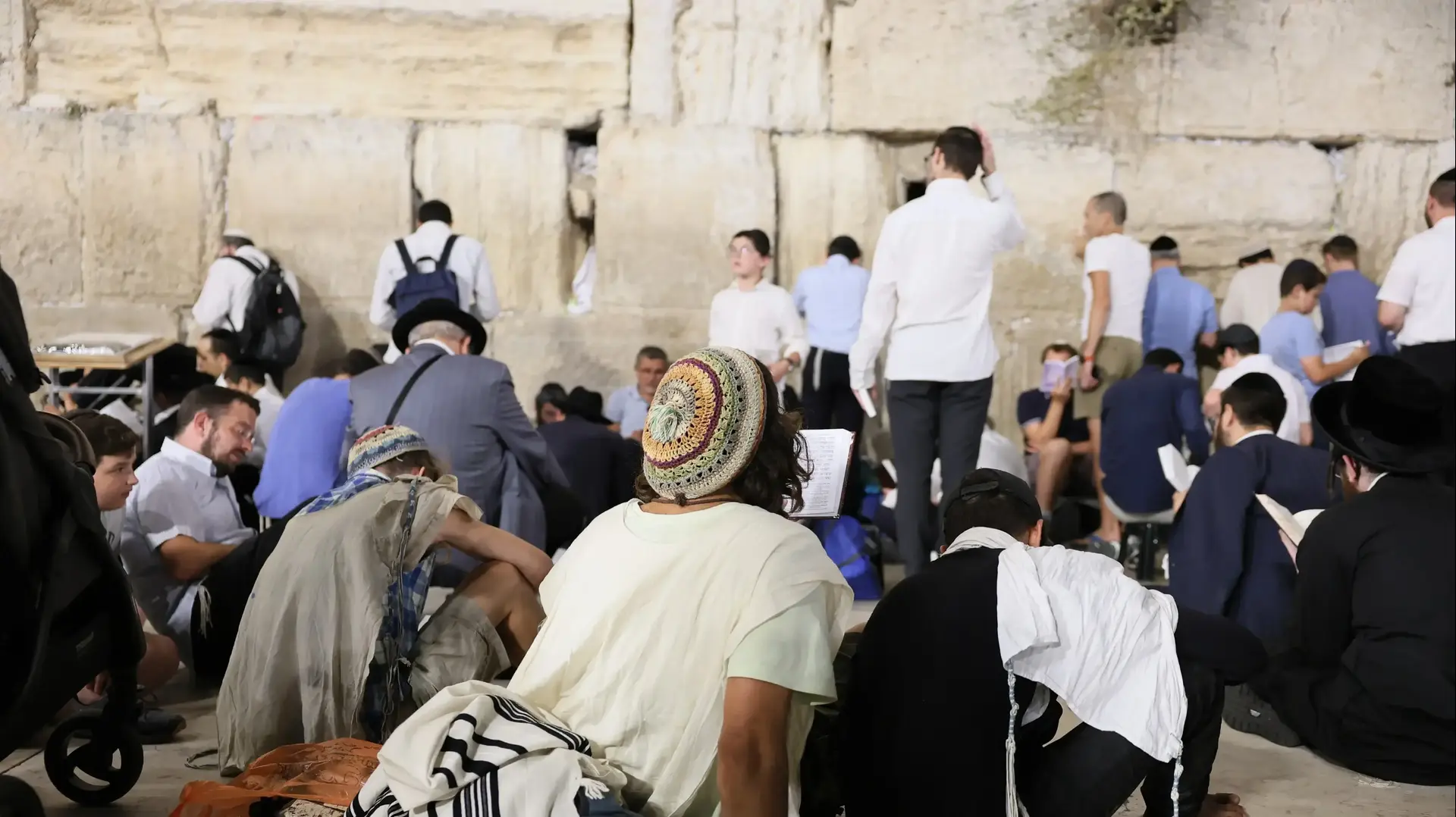 רבבות פקדו את רחבת הכותל לאמירת קינות וקריאת מגילת איכה ומציינים את יום תשעה באב, יום האבל הלאומי של העם היהודי, שבו נחרבו בית המקדש הראשון והשני רבבות פקדו את רחבת הכותל לאמירת קינות וקריאת מגילת איכה ומציינים את יום תשעה באב, יום האבל הלאומי של העם היהודי, שבו נחרבו בית המקדש הראשון והשני