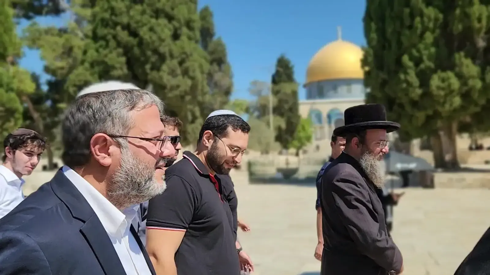 השר לביטחון לאומי איתמר בן גביר ושר הנגב והגליל יצחק וסרלאוף בהר הבית עם ראש מינהלת הר הבית הרב שמשון אלבוים.13 באוגוסט 2024 